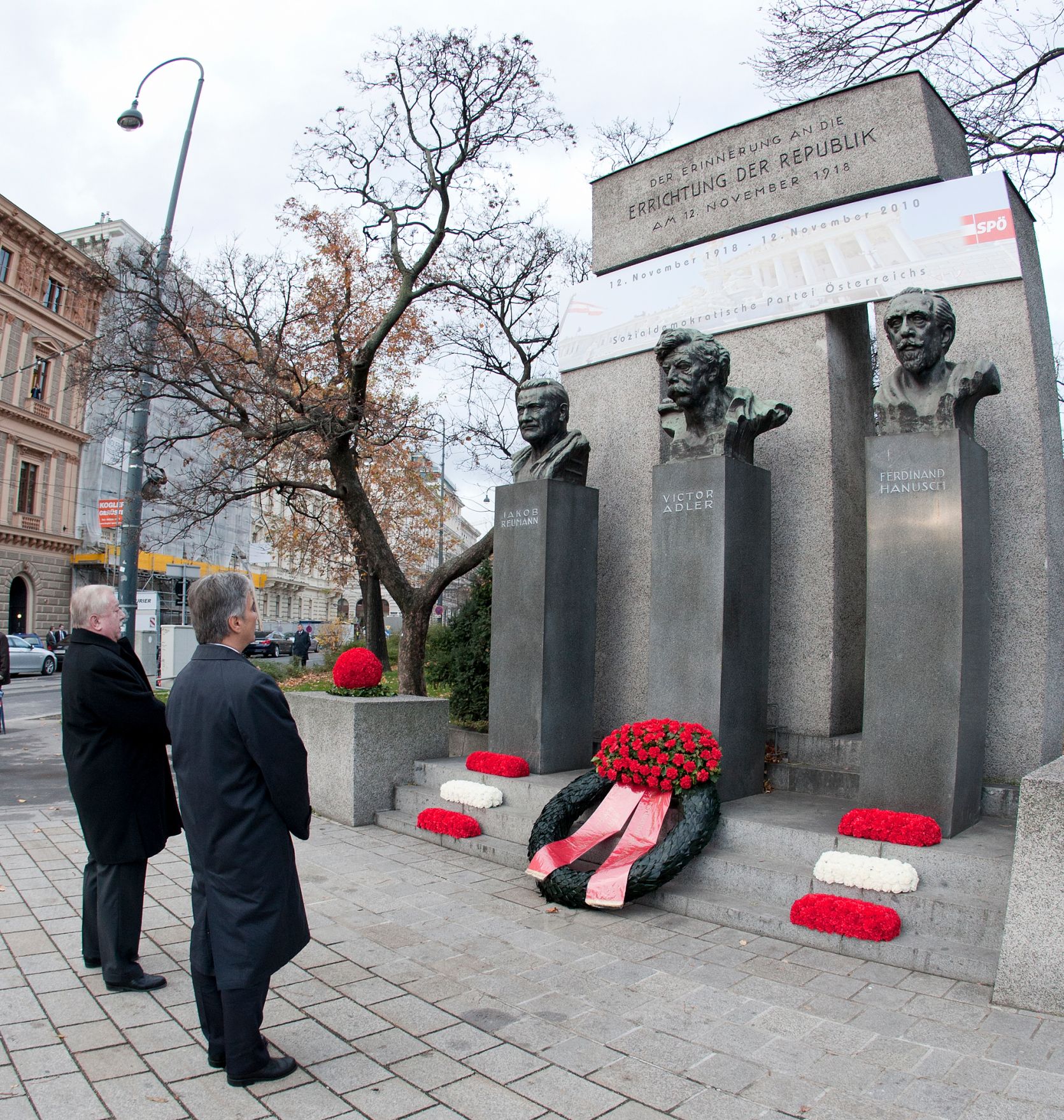 Am 12. November 2010 legte Bundeskanzler Werner Faymann anl&auml;sslich der Ausrufung der Ersten Republik am 12. November 1918 beim Denkmal der Republik einen Kranz nieder.