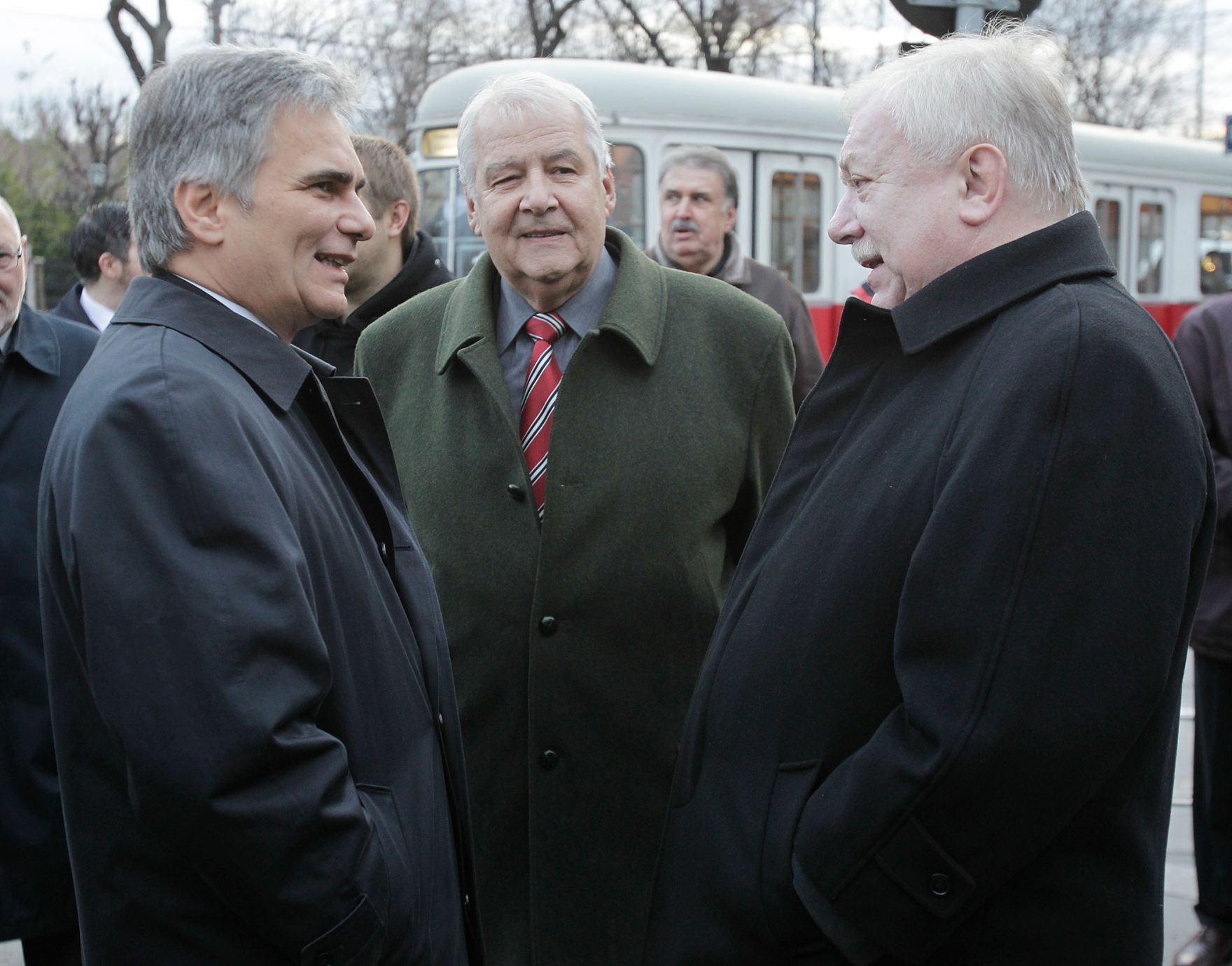 Am 12. November 2010 legte (l.) Bundeskanzler Werner Faymann anl&auml;sslich der Ausrufung der Ersten Republik am 12. November 1918 beim Denkmal der Republik einen Kranz nieder. Bildmitte Rudolf Edlinger, (r.) B&uuml;rgermeister von Wien Michael H&auml;upl.