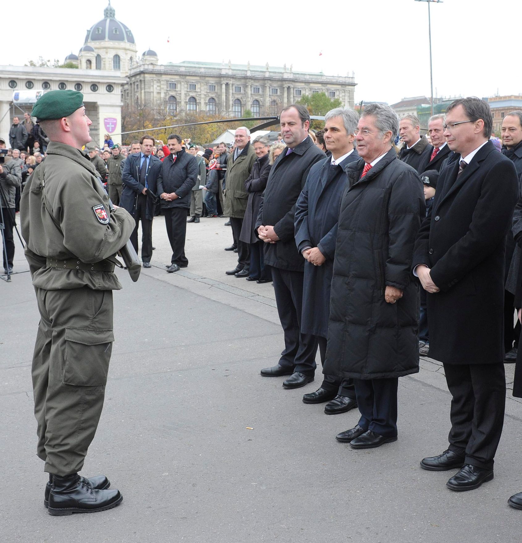 Dienstag, den 26. Oktober 2010 hielt der Bundeskanzler im Rahmen der Angelobung der Rekrutinnen und Rekruten des &ouml;sterreichischen Bundesheeres auf dem Wiener Heldenplatz eine Rede zum &Ouml;sterreichischen Nationalfeiertag. Im Bild (v.r.n.l.) Verteidigungsminister Norbert Darabos, Bundespr&auml;sident Heinz Fischer, Bundeskanzler Werner Faymann und Vizekanzler Josef Pr&ouml;ll.