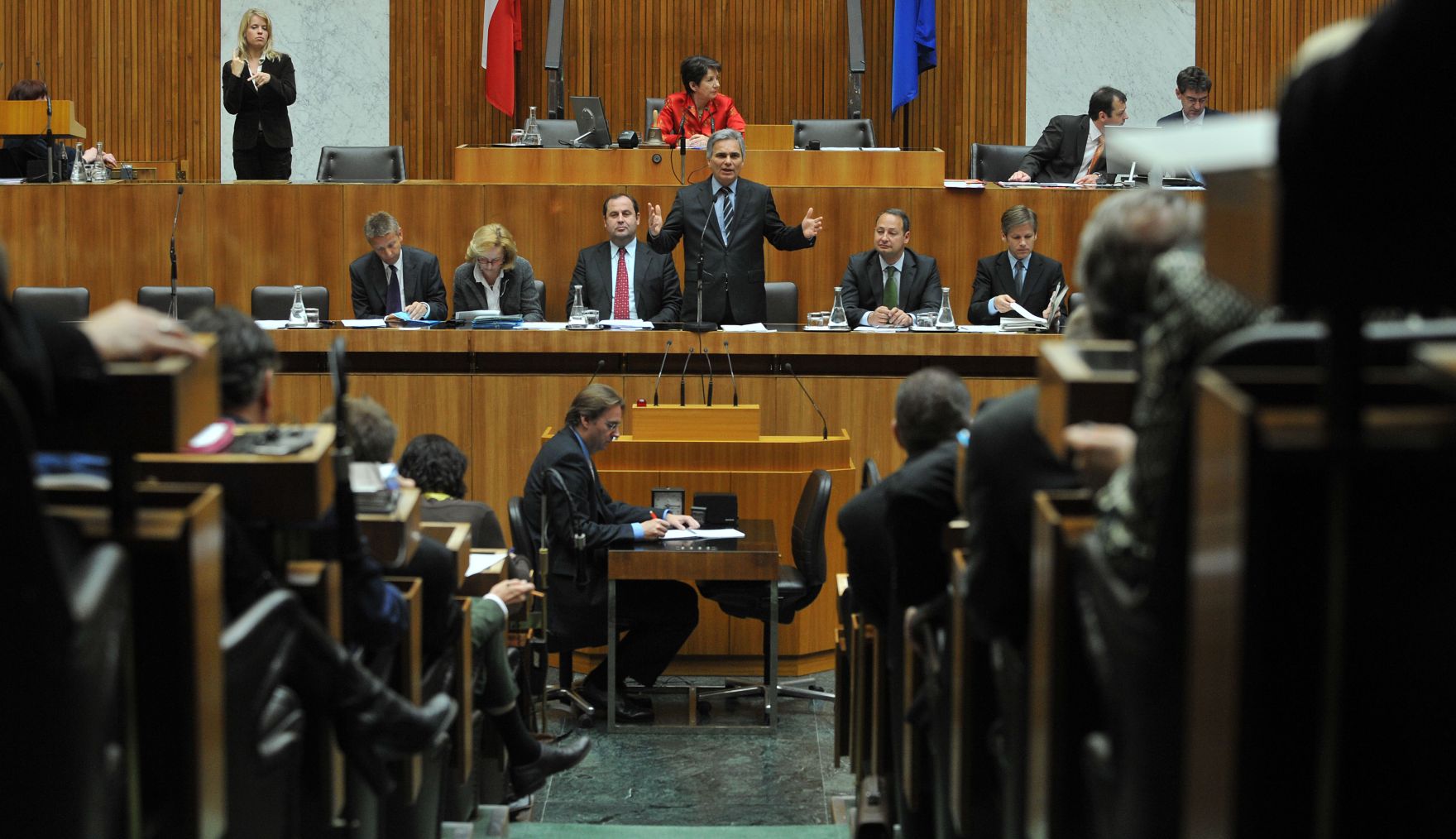 Mittwoch, den 19. Mai 2010 fand im Parlament in Wien die Debatte zur Er&ouml;rterung der Frage der Stabilisierung der gemeinsamen europ&auml;ischen W&auml;hrung und den Lehren aus der Griechenland-Krise statt. Im Bild (v.L.n.R.) Finanzstaatssekret&auml;r Reinhold Lopatka, Innenministerin Maria Fekter, Finanzminister Josef Pr&ouml;ll, Bundeskanzler Werner Faymann bei seiner Rede, Finanzstaatssekret&auml;r Andreas Schieder und Staatssekret&auml;r Josef Ostermayer. Im Hintergrund Nationalratspr&auml;sidentin Barbara Prammer.