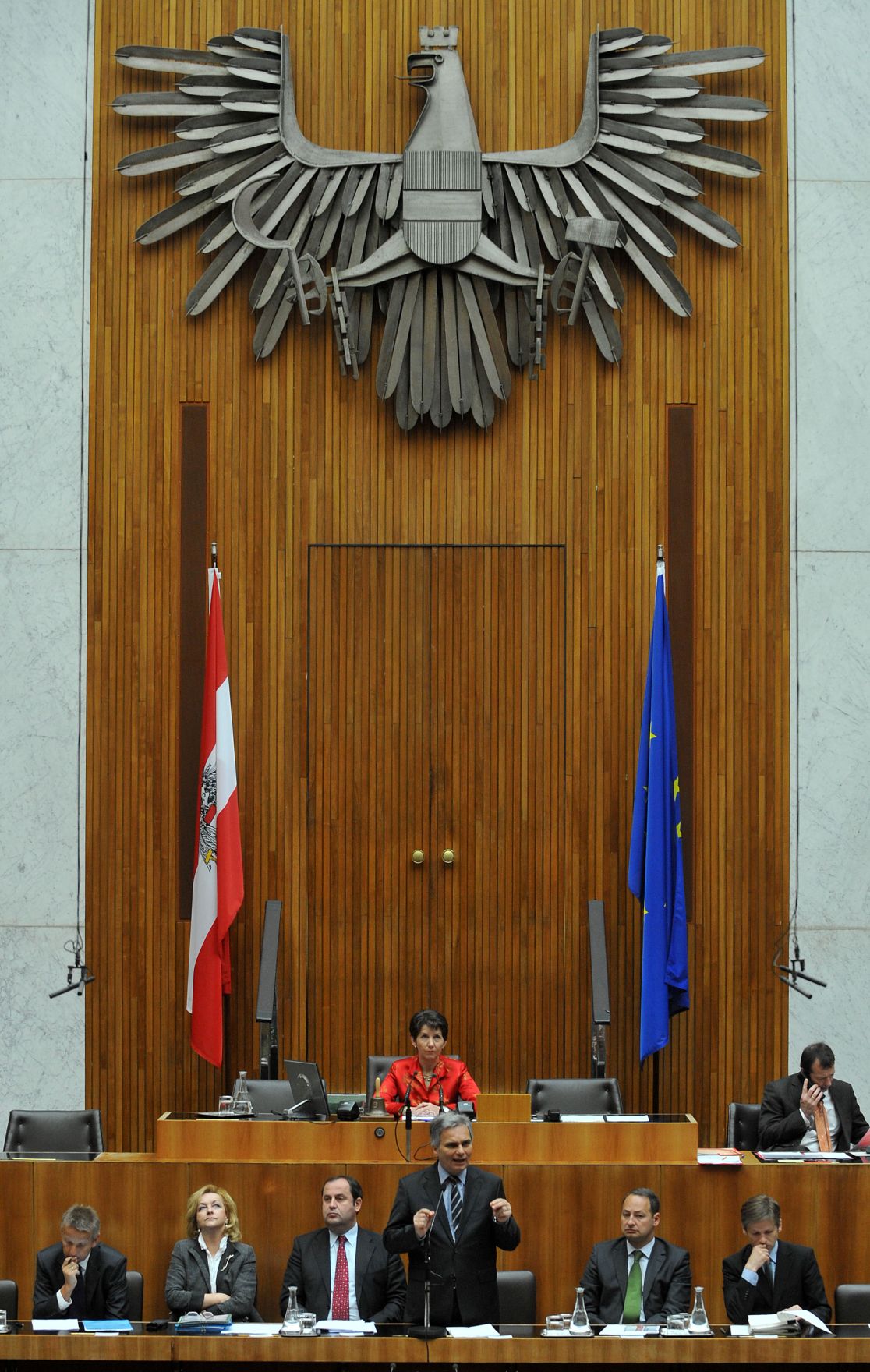 Mittwoch, den 19. Mai 2010 fand im Parlament in Wien die Debatte zur Er&ouml;rterung der Frage der Stabilisierung der gemeinsamen europ&auml;ischen W&auml;hrung und den Lehren aus der Griechenland-Krise statt. Im Bild (v.L.n.R.) Finanzstaatssekret&auml;r Reinhold Lopatka, Innenministerin Maria Fekter, Finanzminister Josef Pr&ouml;ll, Bundeskanzler Werner Faymann bei seiner Rede, Finanzstaatssekret&auml;r Andreas Schieder und Staatssekret&auml;r Josef Ostermayer. Im Hintergrund Nationalratspr&auml;sidentin Barbara Prammer.