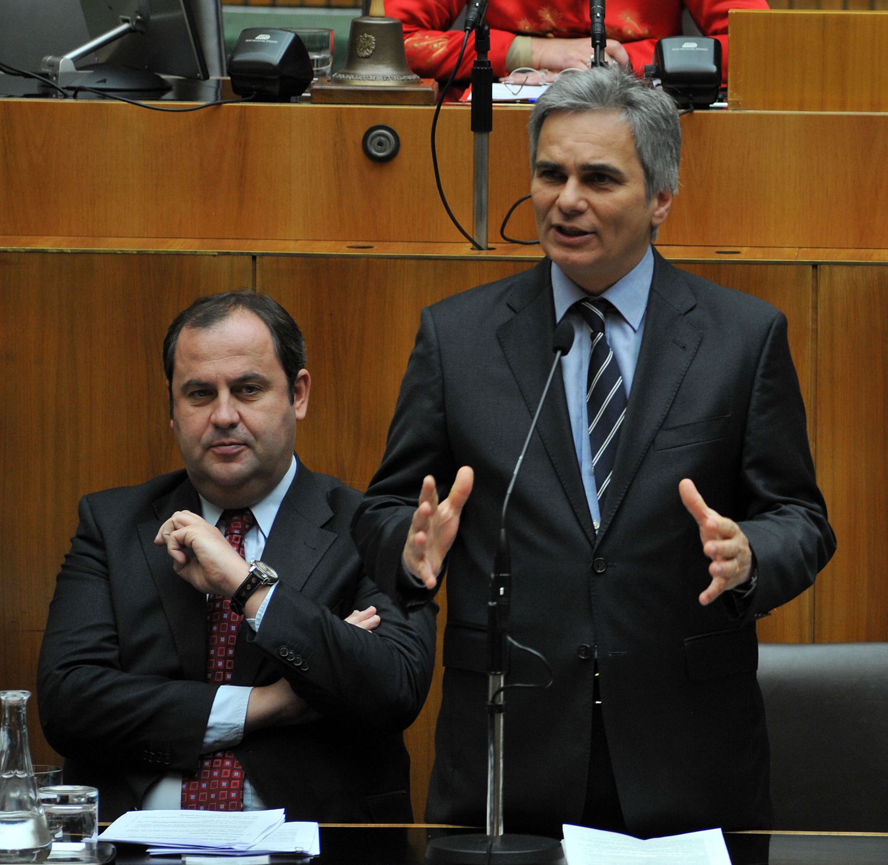 Mittwoch, den 19. Mai 2010 fand im Parlament in Wien die Debatte zur Er&ouml;rterung der Frage der Stabilisierung der gemeinsamen europ&auml;ischen W&auml;hrung und den Lehren aus der Griechenland-Krise statt. Im Bild Bundeskanzler Werner Faymann (R) bei seiner Rede und Finanzminister Josef Pr&ouml;ll (L).