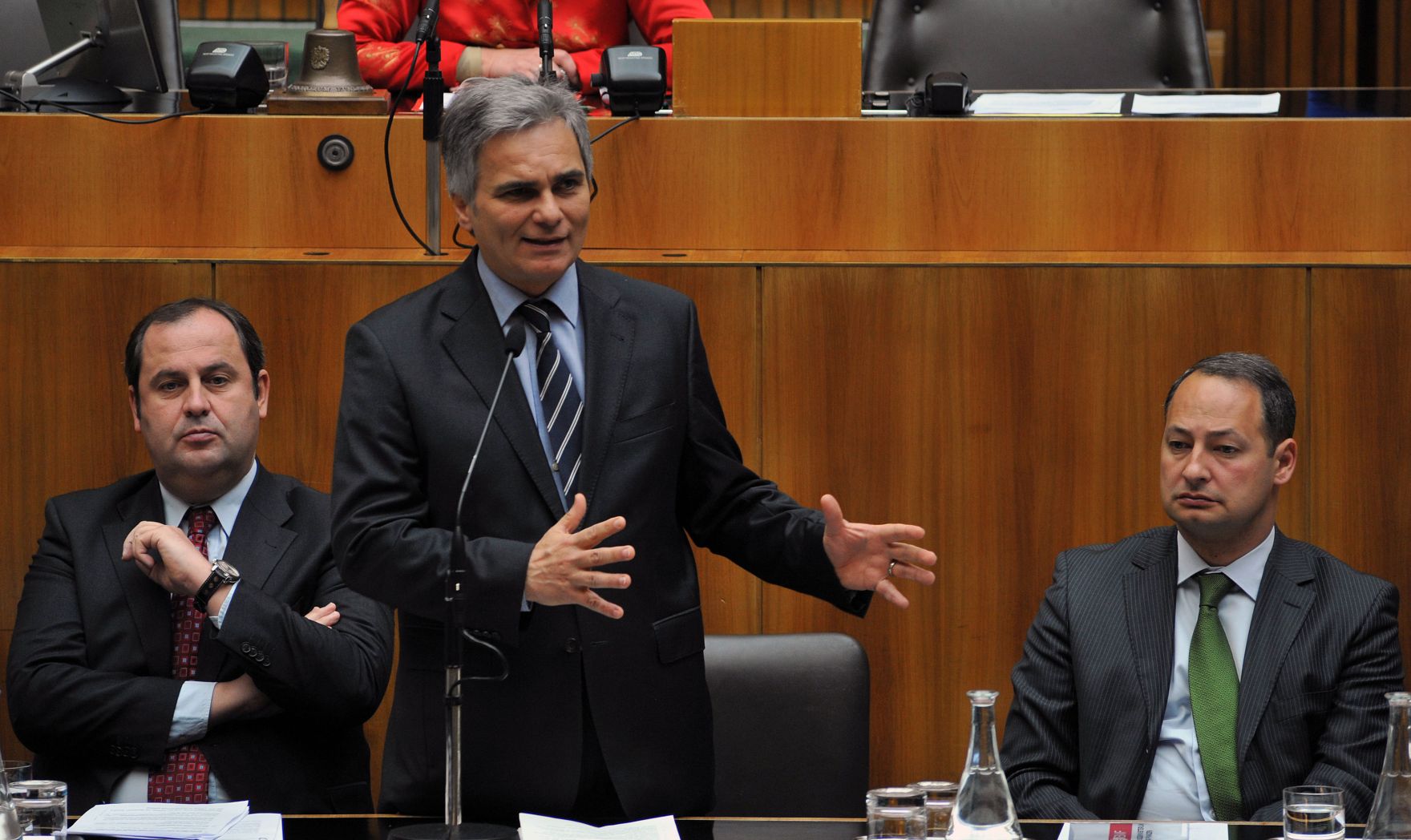 Mittwoch, den 19. Mai 2010 fand im Parlament in Wien die Debatte zur Er&ouml;rterung der Frage der Stabilisierung der gemeinsamen europ&auml;ischen W&auml;hrung und den Lehren aus der Griechenland-Krise statt. Im Bild Bundeskanzler Werner Faymann (M) bei seiner Rede, Finanzminister Josef Pr&ouml;ll (L) und Finanzstaatssekret&auml;r Andreas Schieder (R).