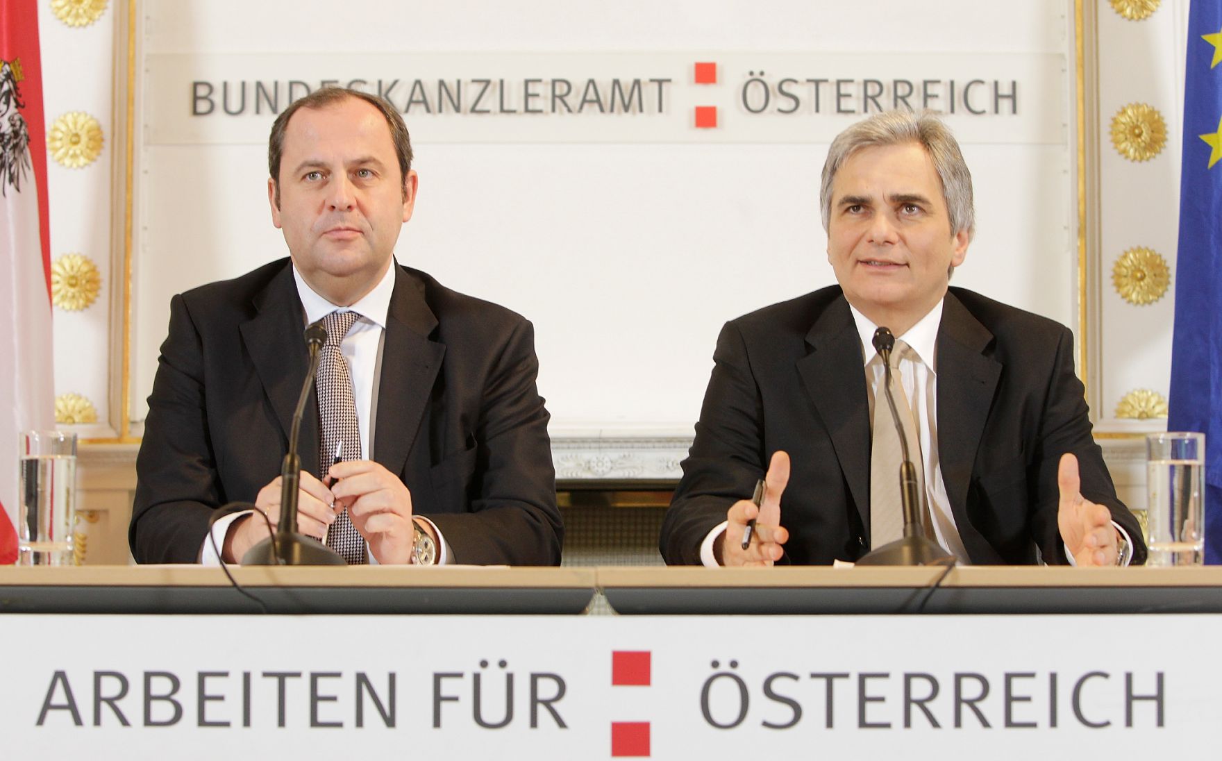 Bundeskanzler Werner Faymann (r.) und Finanzminister Josef Pr&ouml;ll (l.) beim Pressefoyer nach dem Ministerrat am 14. Dezember 2010 im Bundeskanzleramt.