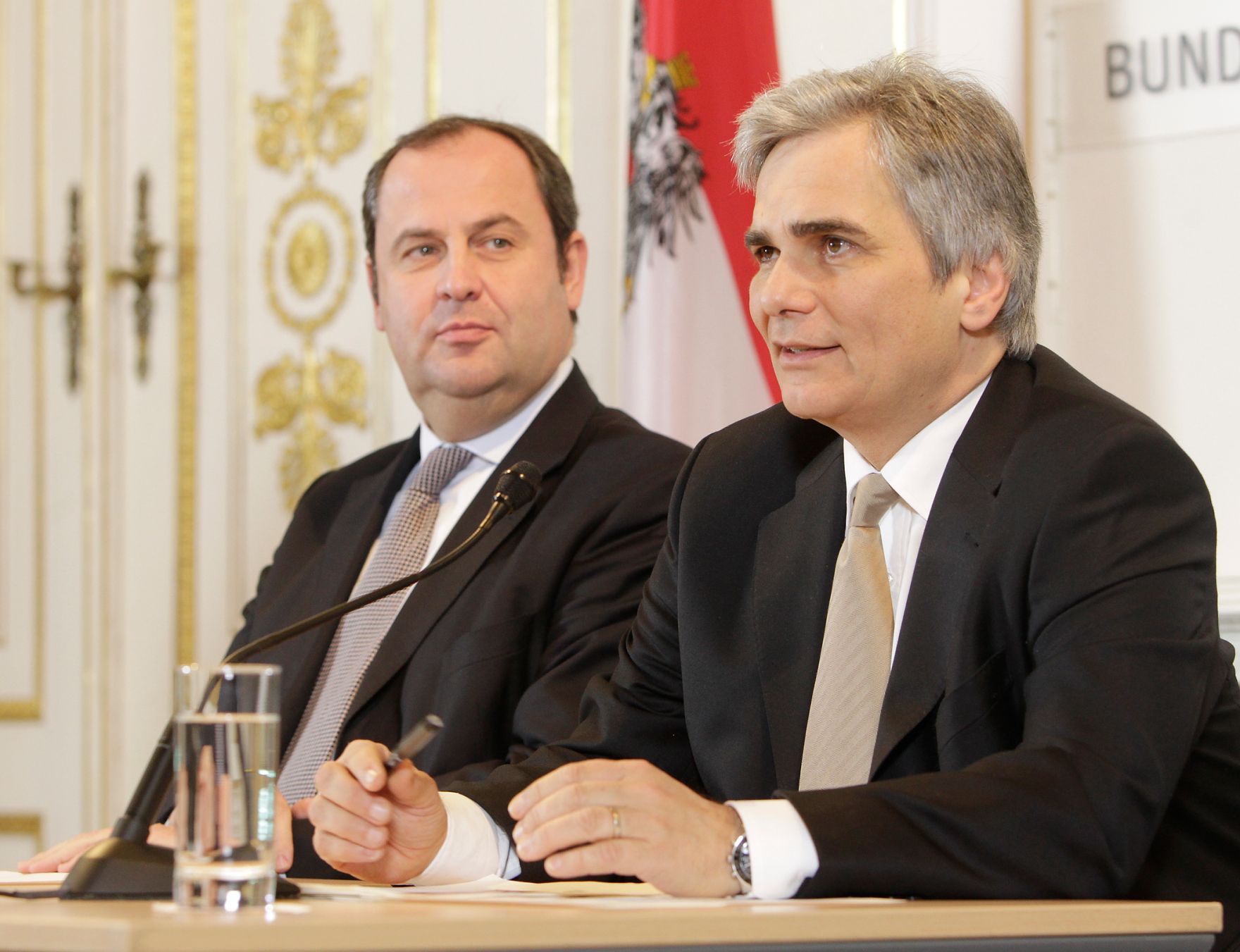 Bundeskanzler Werner Faymann (r.) und Finanzminister Josef Pr&ouml;ll (l.) beim Pressefoyer nach dem Ministerrat am 14. Dezember 2010 im Bundeskanzleramt.
