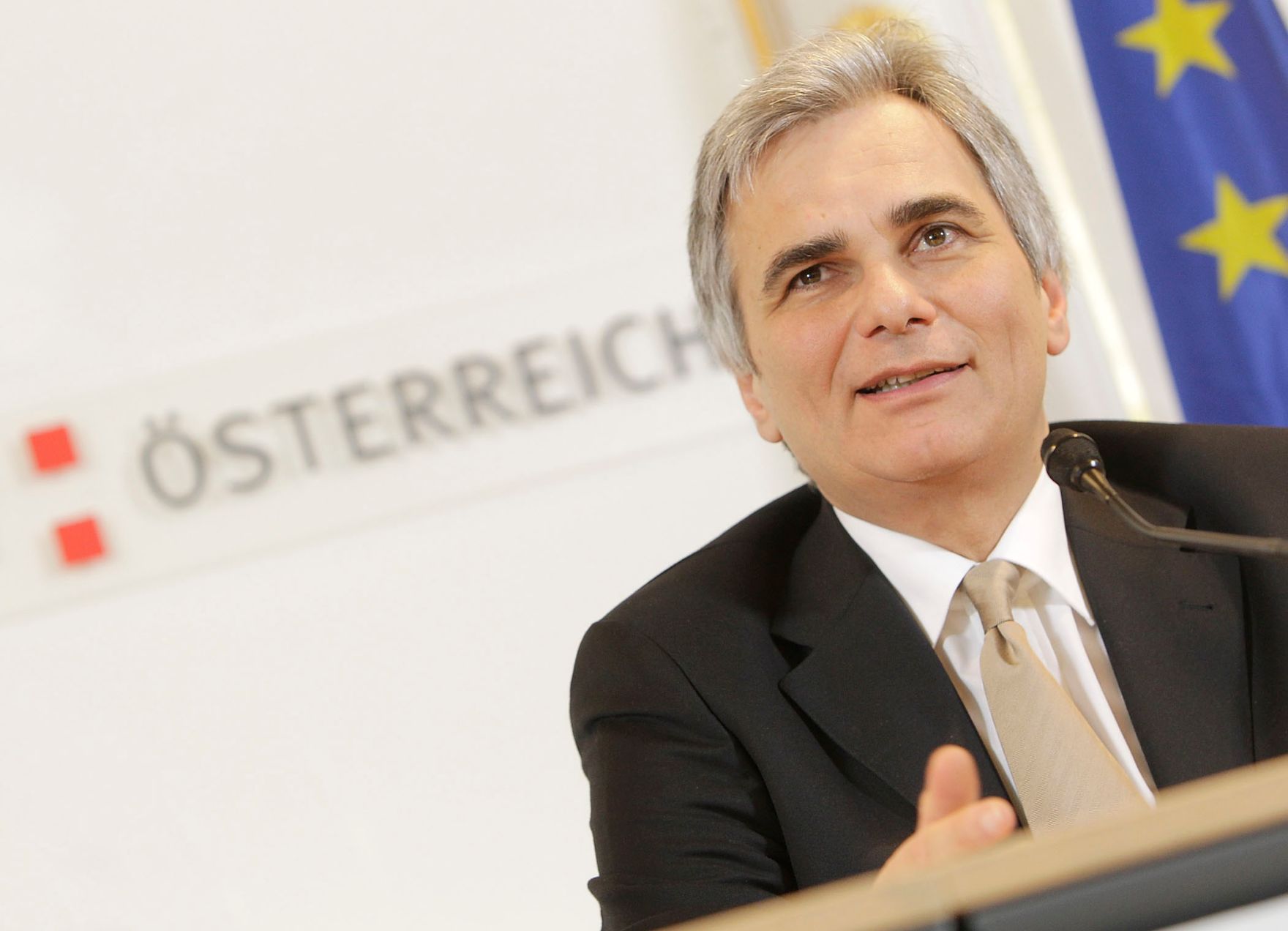 Bundeskanzler Werner Faymann beim Pressefoyer nach dem Ministerrat am 14. Dezember 2010 im Bundeskanzleramt.