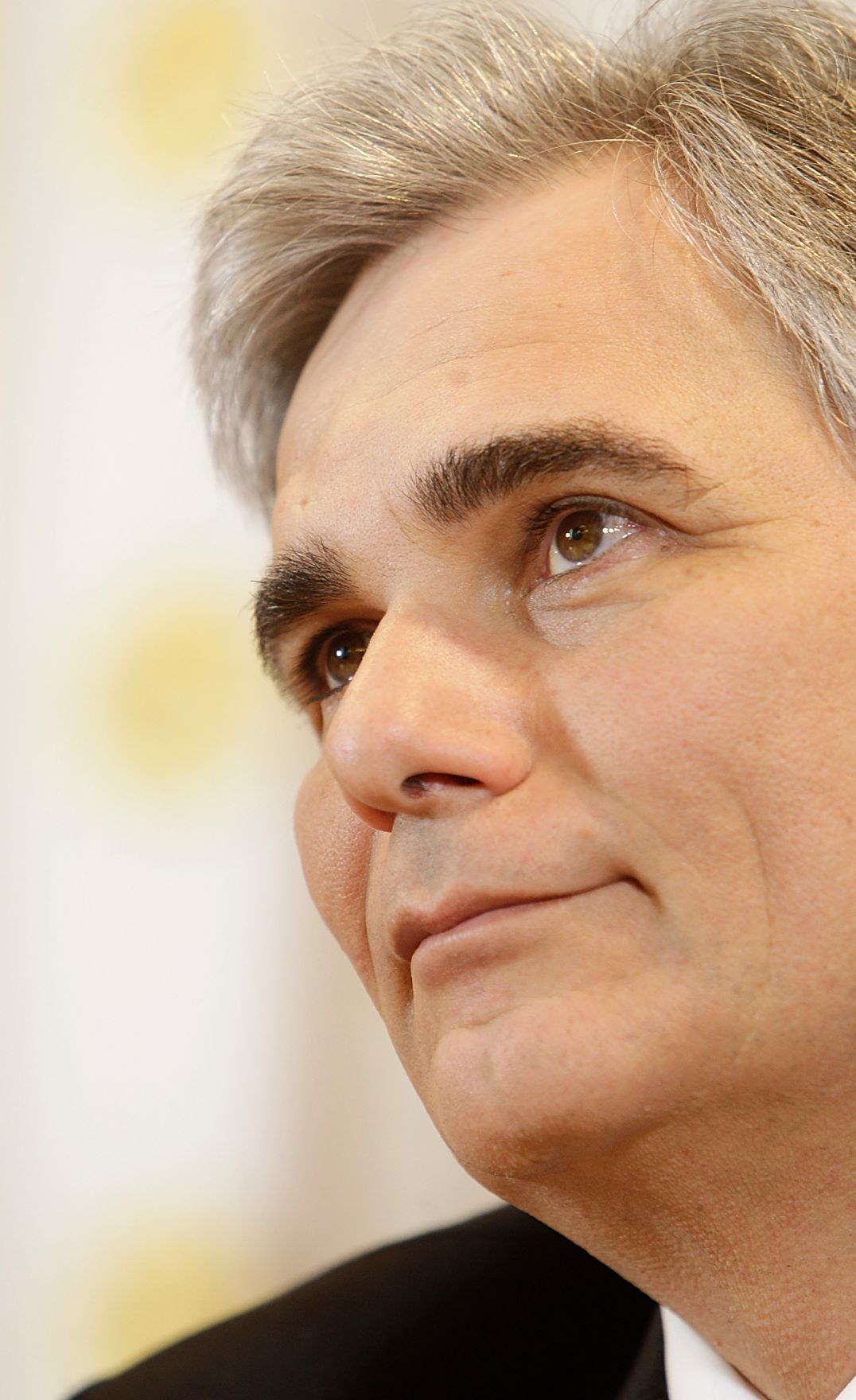 Bundeskanzler Werner Faymann beim Pressefoyer nach dem Ministerrat am 14. Dezember 2010 im Bundeskanzleramt.
