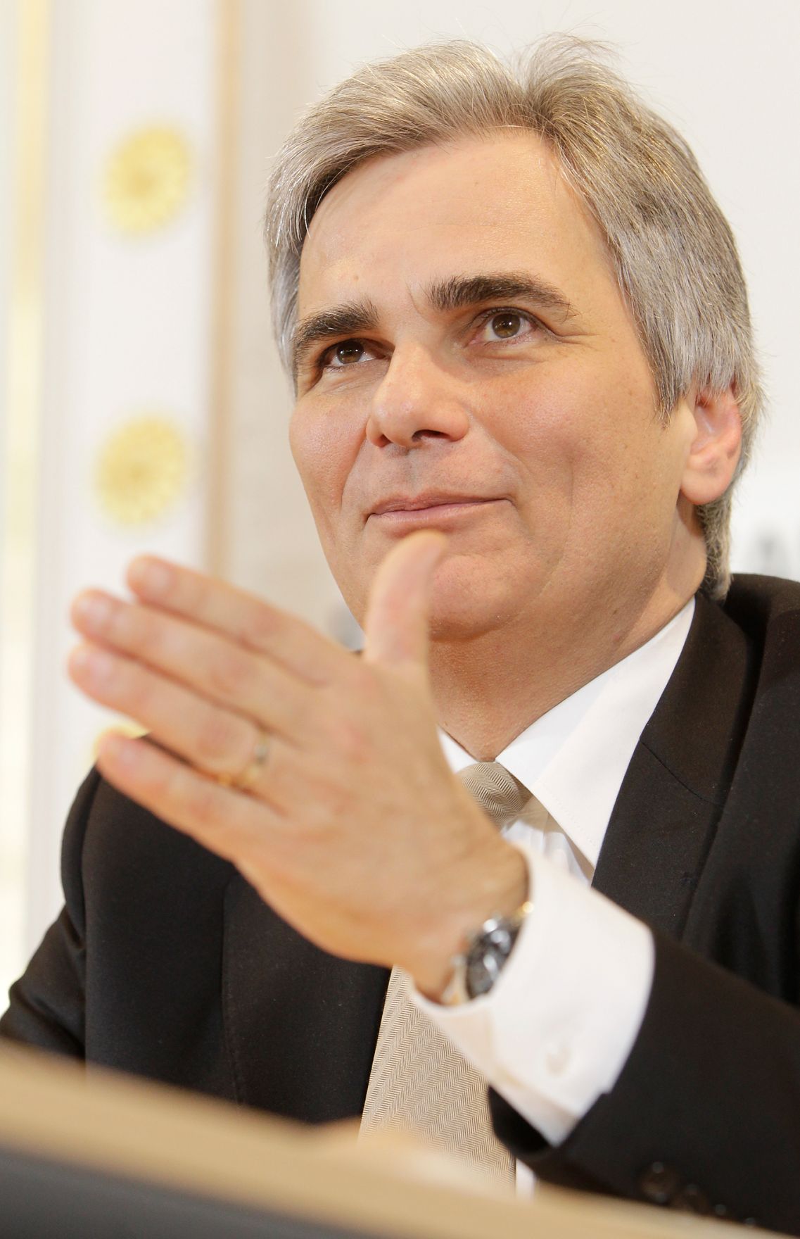 Bundeskanzler Werner Faymann beim Pressefoyer nach dem Ministerrat am 14. Dezember 2010 im Bundeskanzleramt.
