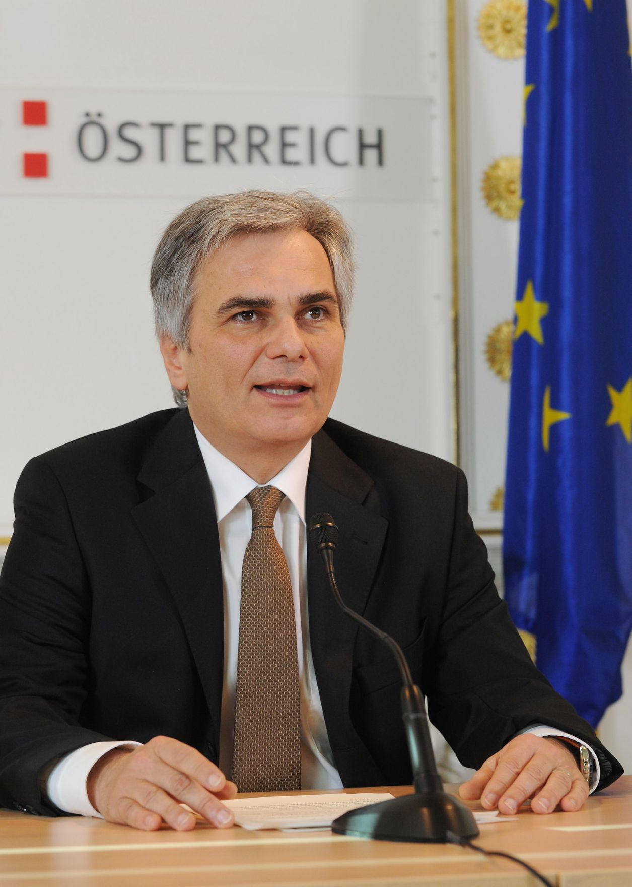 Bundeskanzler Werner Faymann beim Pressefoyer nach dem Ministerrat am 7. Dezember 2010 im Bundeskanzleramt.