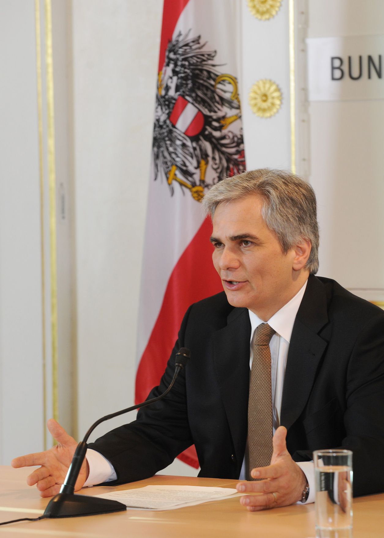 Bundeskanzler Werner Faymann beim Pressefoyer nach dem Ministerrat am 7. Dezember 2010 im Bundeskanzleramt.