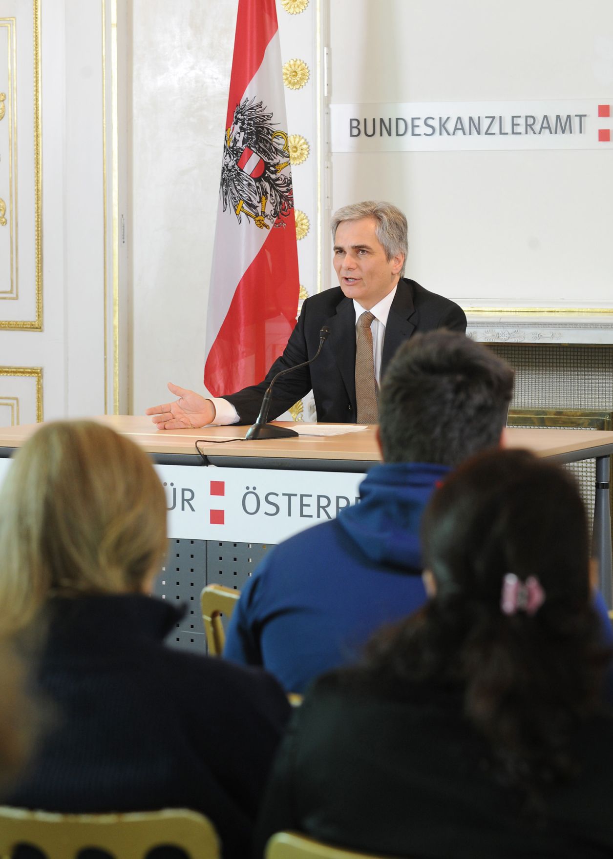 Bundeskanzler Werner Faymann beim Pressefoyer nach dem Ministerrat am 7. Dezember 2010 im Bundeskanzleramt.