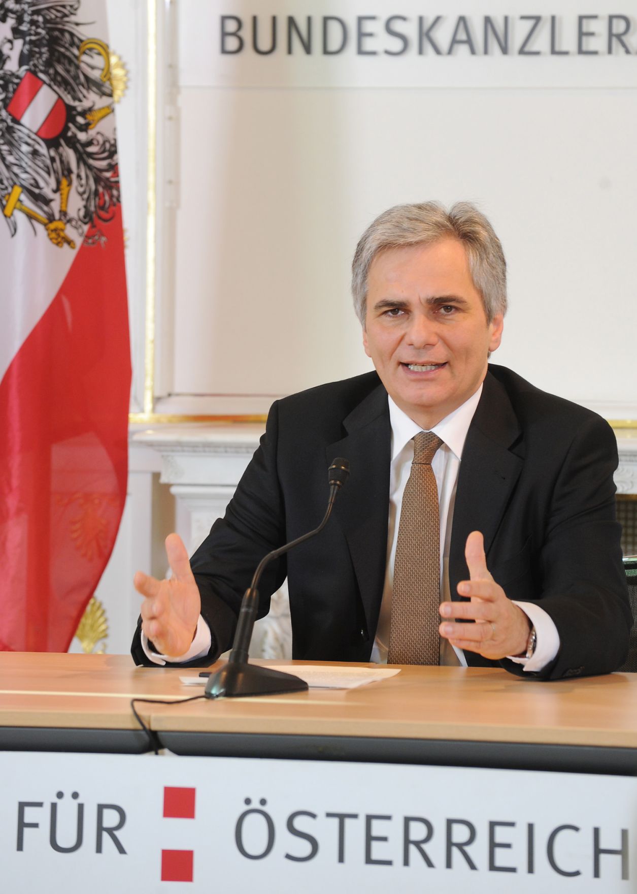 Bundeskanzler Werner Faymann beim Pressefoyer nach dem Ministerrat am 7. Dezember 2010 im Bundeskanzleramt.