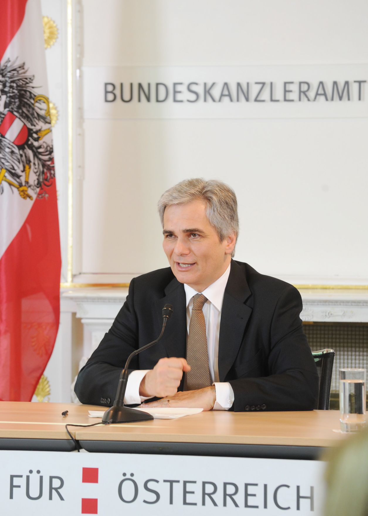 Bundeskanzler Werner Faymann beim Pressefoyer nach dem Ministerrat am 7. Dezember 2010 im Bundeskanzleramt.