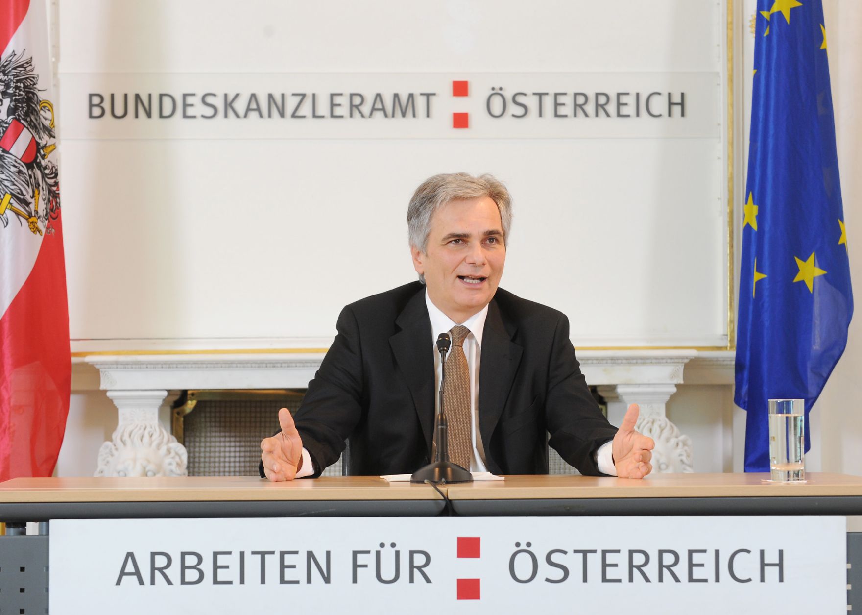 Bundeskanzler Werner Faymann beim Pressefoyer nach dem Ministerrat am 7. Dezember 2010 im Bundeskanzleramt.