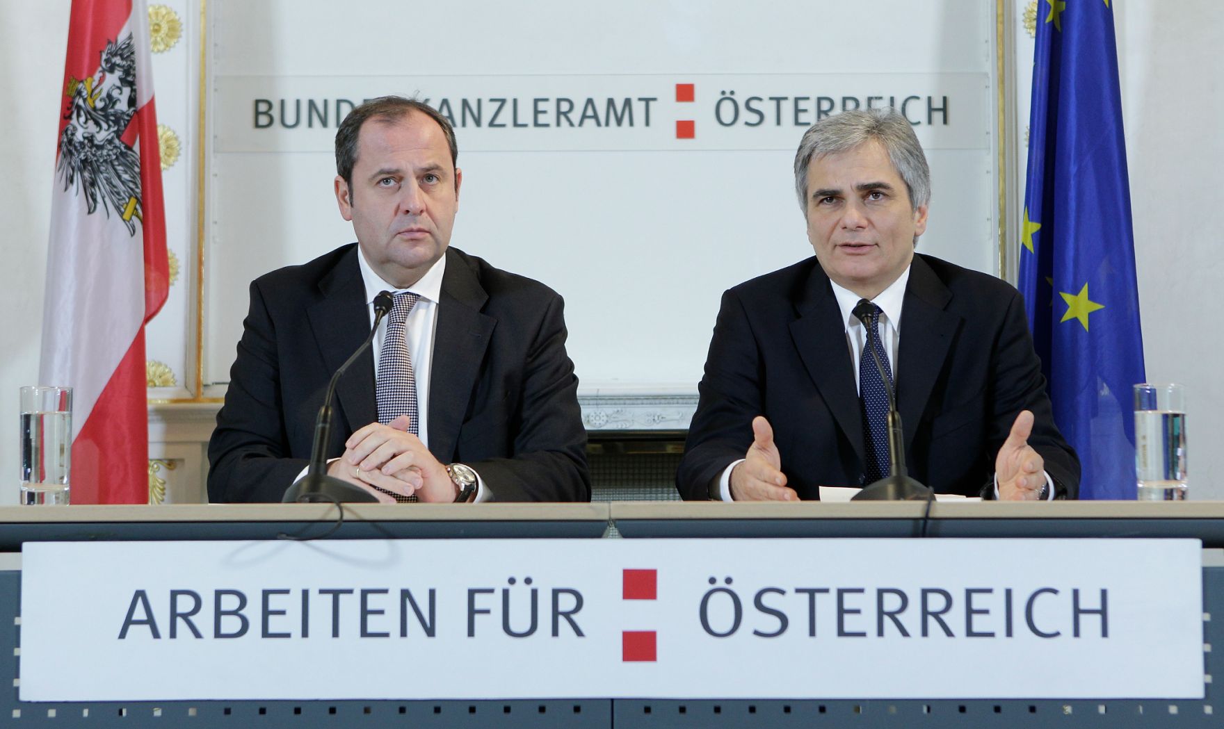 Bundeskanzler Werner Faymann (r.) und Finanzminister Josef Pr&ouml;ll (l.) beim Pressefoyer nach dem Ministerrat am 23. November 2010 im Bundeskanzleramt.