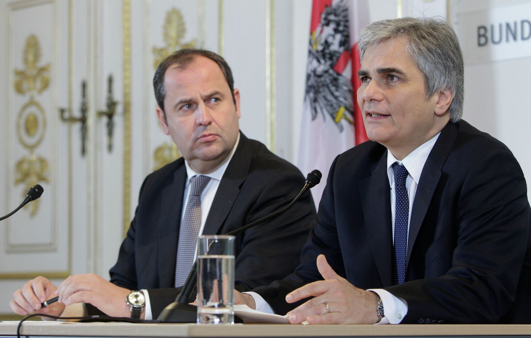 Bundeskanzler Werner Faymann (r.) und Finanzminister Josef Pr&ouml;ll (l.) beim Pressefoyer nach dem Ministerrat am 23. November 2010 im Bundeskanzleramt.
