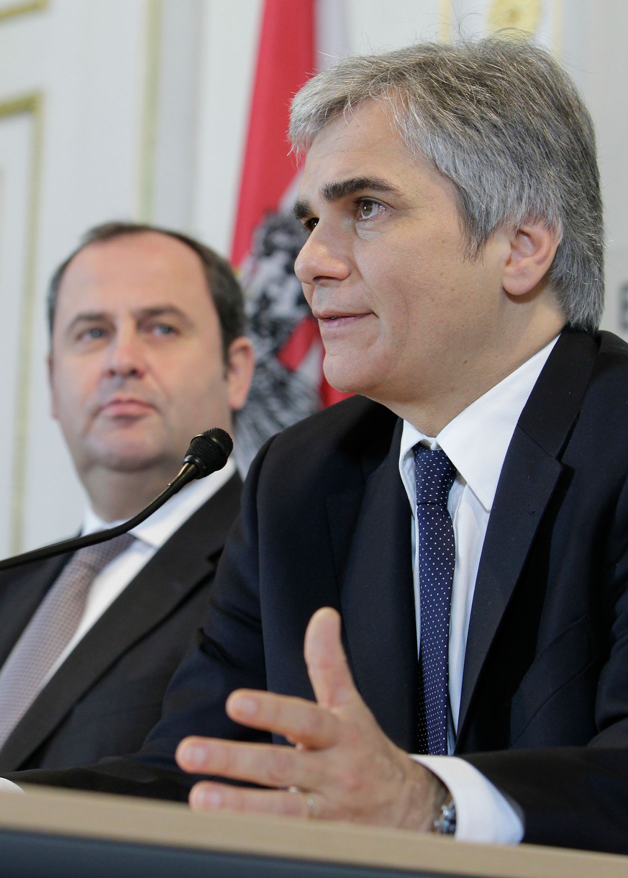 Bundeskanzler Werner Faymann (r.) und Finanzminister Josef Pr&ouml;ll (l.) beim Pressefoyer nach dem Ministerrat am 23. November 2010 im Bundeskanzleramt.
