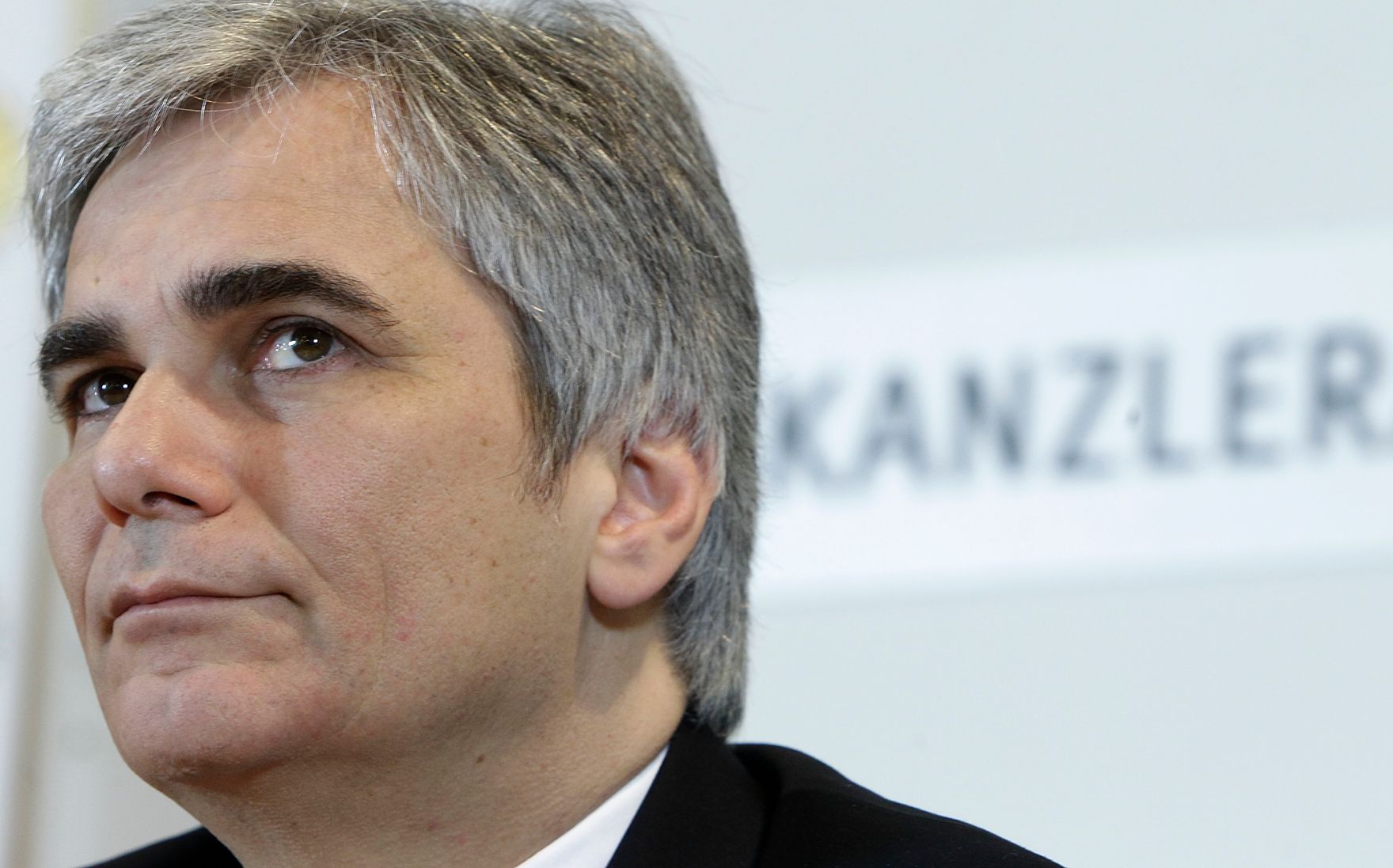 Bundeskanzler Werner Faymann beim Pressefoyer nach dem Ministerrat am 23. November 2010 im Bundeskanzleramt.