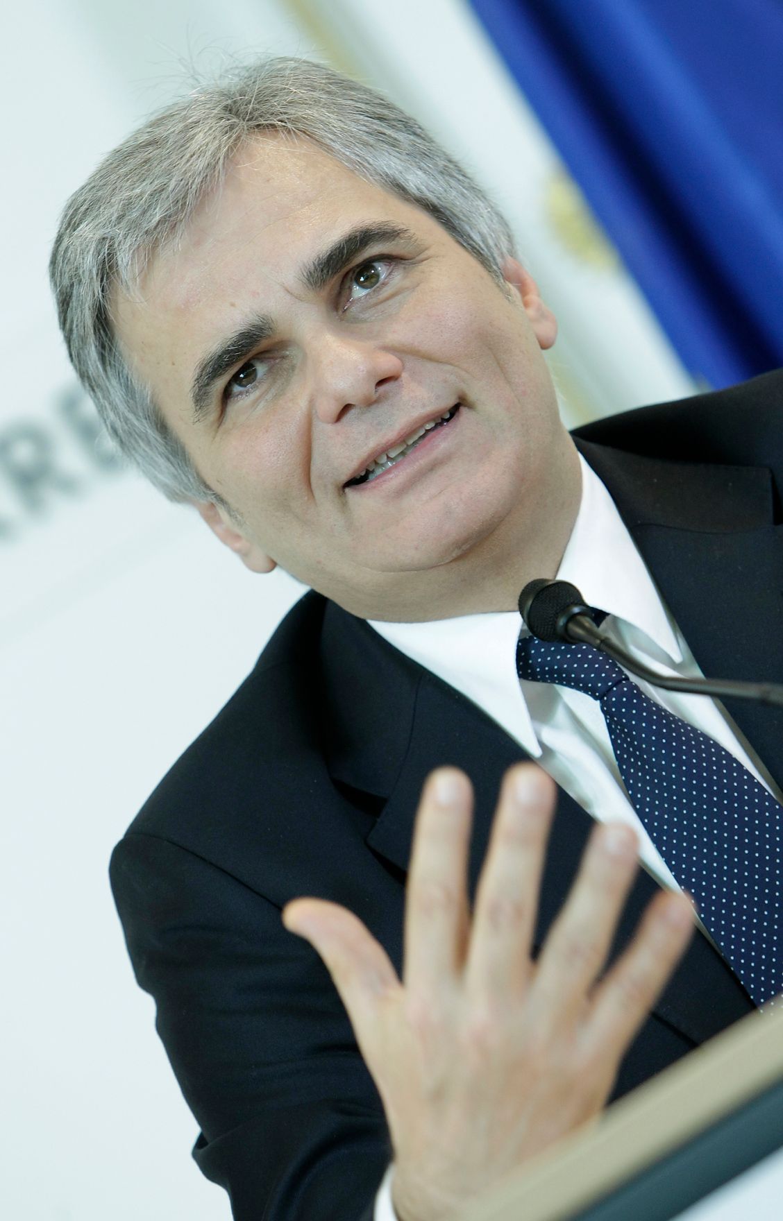 Bundeskanzler Werner Faymann beim Pressefoyer nach dem Ministerrat am 23. November 2010 im Bundeskanzleramt.