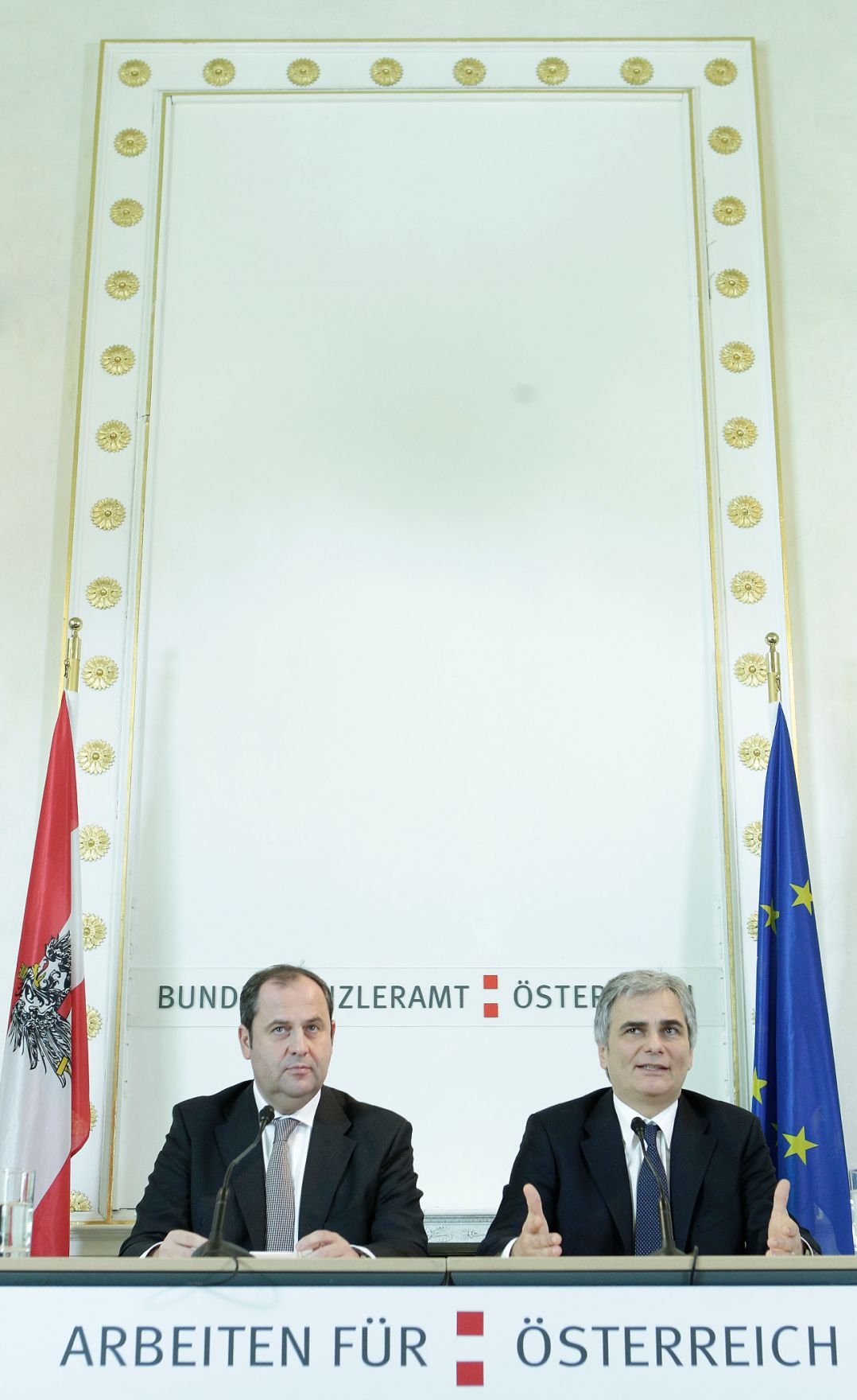 Bundeskanzler Werner Faymann (r.) und Finanzminister Josef Pr&ouml;ll (l.) beim Pressefoyer nach dem Ministerrat am 23. November 2010 im Bundeskanzleramt.