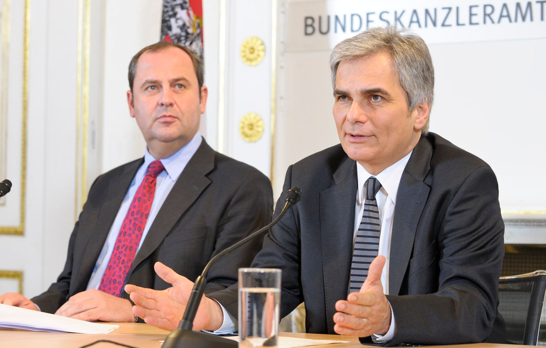 Bundeskanzler Werner Faymann (r.) und Finanzminister Josef Pr&ouml;ll (l.) beim Pressefoyer nach dem Ministerrat am 16. November 2010 im Bundeskanzleramt.