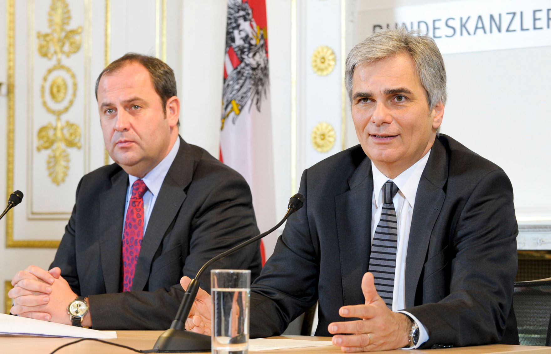 Bundeskanzler Werner Faymann (r.) und Finanzminister Josef Pr&ouml;ll (l.) beim Pressefoyer nach dem Ministerrat am 16. November 2010 im Bundeskanzleramt.
