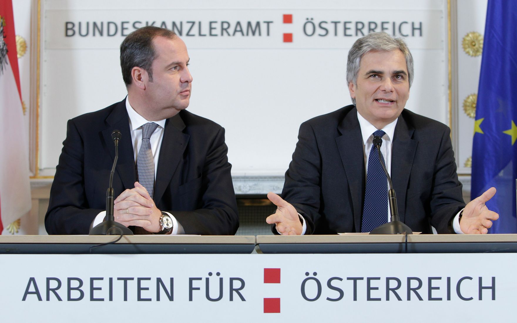 Bundeskanzler Werner Faymann (r.) und Finanzminister Josef Pr&ouml;ll (l.) beim Pressefoyer nach dem Ministerrat am 9. November 2010 im Bundeskanzleramt.