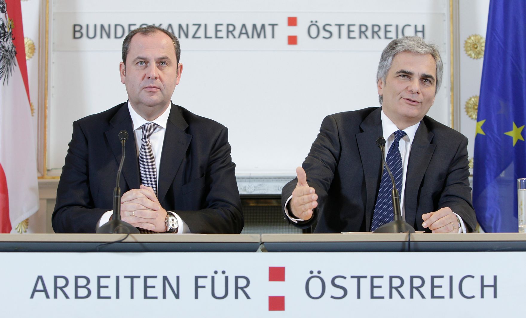 Bundeskanzler Werner Faymann (r.) und Finanzminister Josef Pr&ouml;ll (l.) beim Pressefoyer nach dem Ministerrat am 9. November 2010 im Bundeskanzleramt.