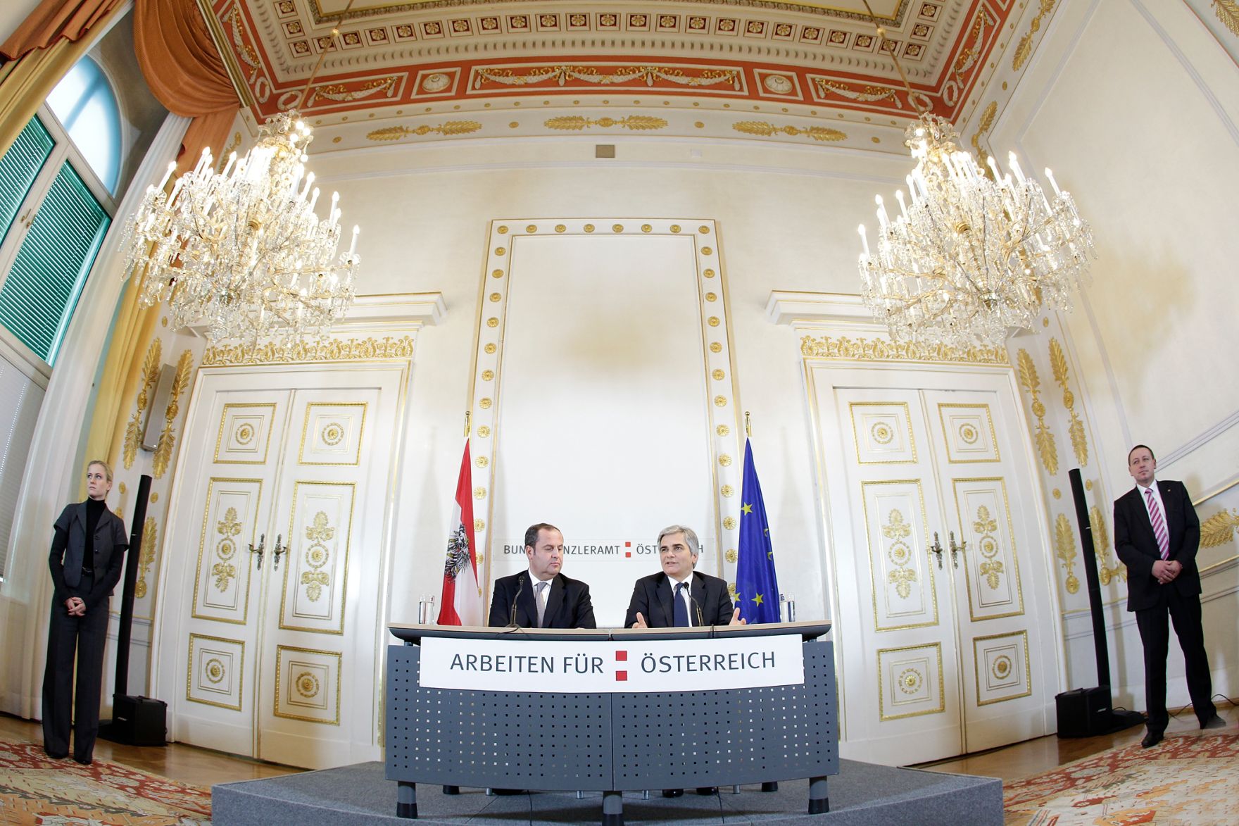 Bundeskanzler Werner Faymann (r.) und Finanzminister Josef Pr&ouml;ll (l.) beim Pressefoyer nach dem Ministerrat am 9. November 2010 im Bundeskanzleramt.