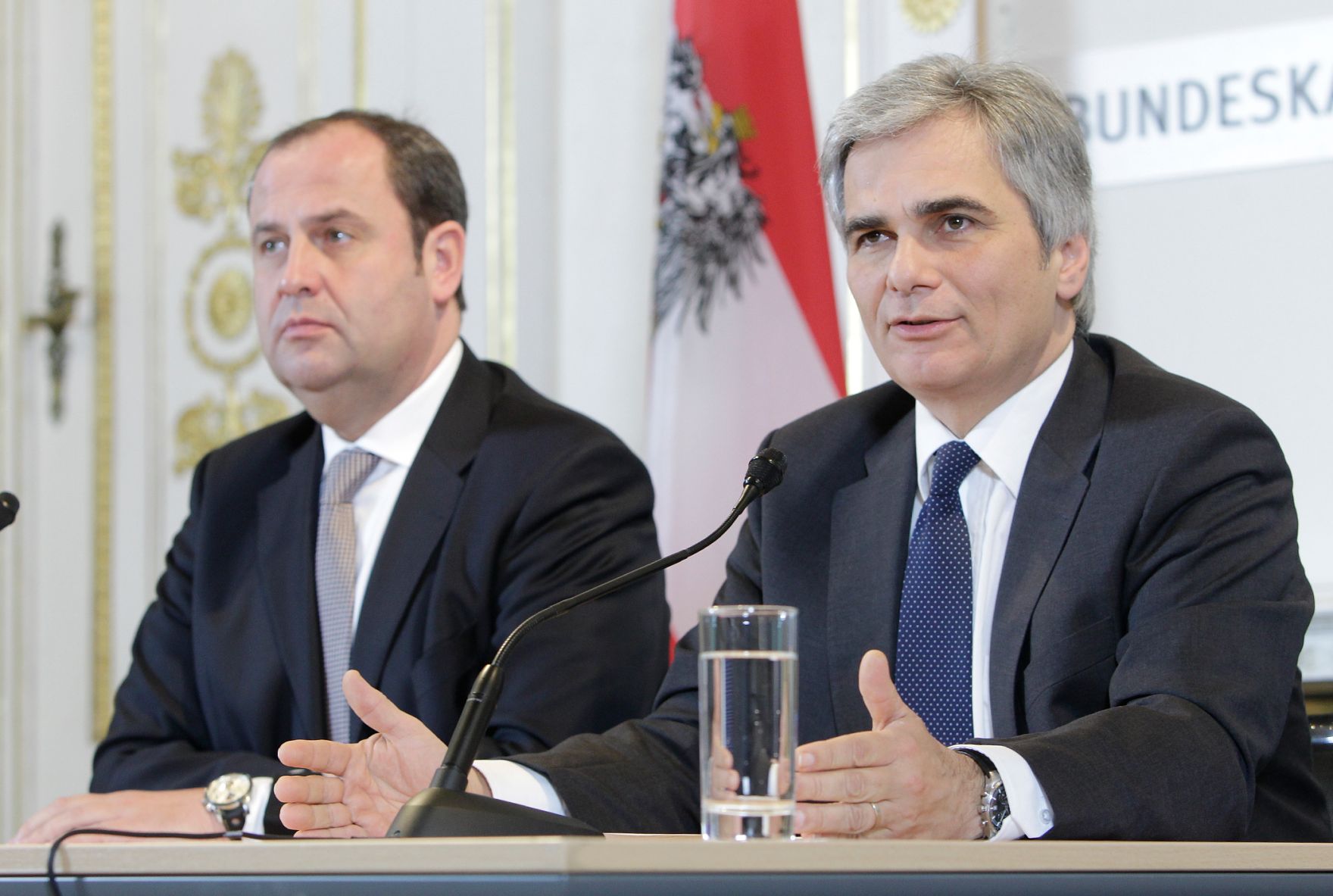 Bundeskanzler Werner Faymann (r.) und Finanzminister Josef Pr&ouml;ll (l.) beim Pressefoyer nach dem Ministerrat am 9. November 2010 im Bundeskanzleramt.
