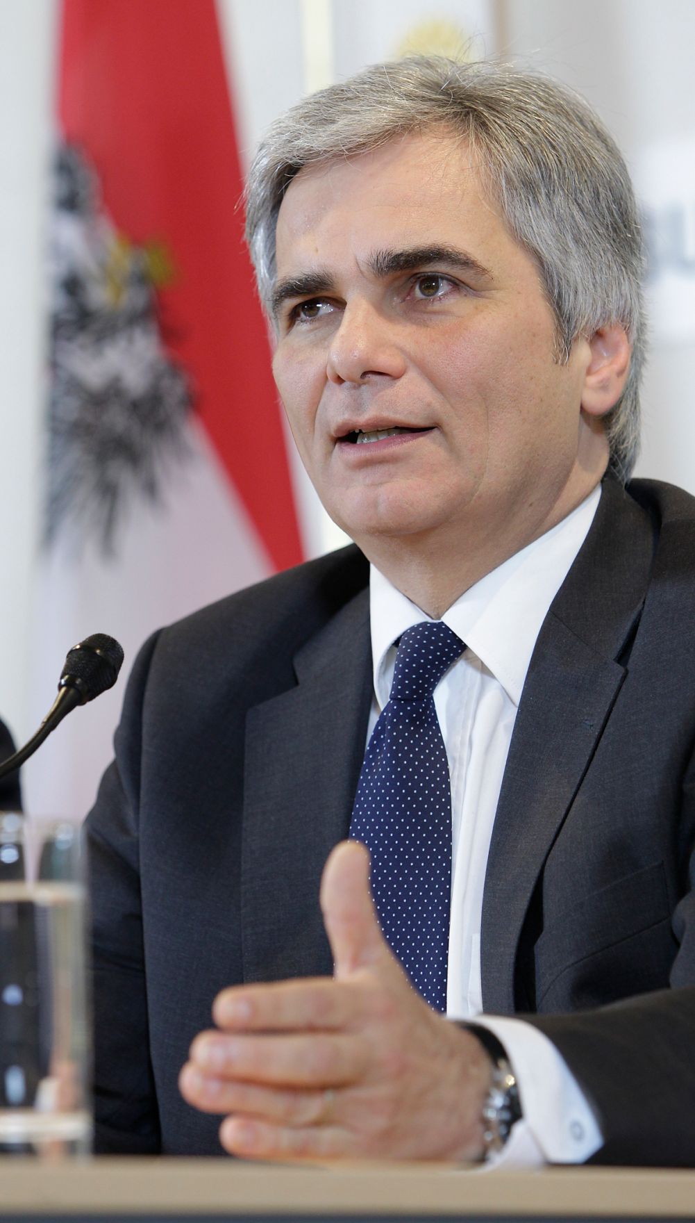 Bundeskanzler Werner Faymann beim Pressefoyer nach dem Ministerrat am 9. November 2010 im Bundeskanzleramt.