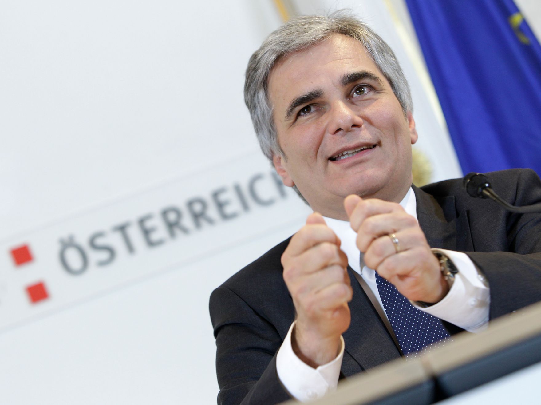 Bundeskanzler Werner Faymann beim Pressefoyer nach dem Ministerrat am 9. November 2010 im Bundeskanzleramt.