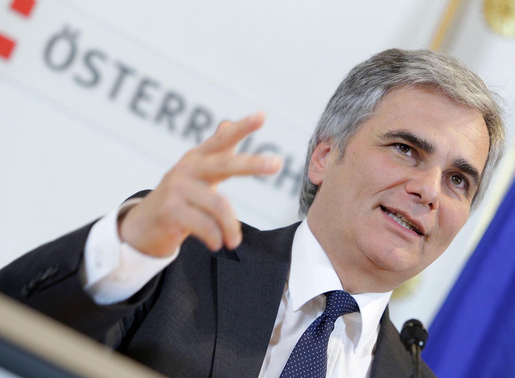 Bundeskanzler Werner Faymann beim Pressefoyer nach dem Ministerrat am 9. November 2010 im Bundeskanzleramt.