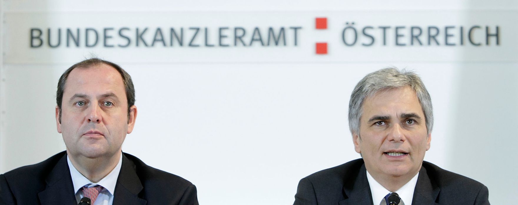 Bundeskanzler Werner Faymann (r.) und Finanzminister Josef Pr&ouml;ll (l.) beim Pressefoyer nach dem Ministerrat am 2. November 2010 im Bundeskanzleramt.