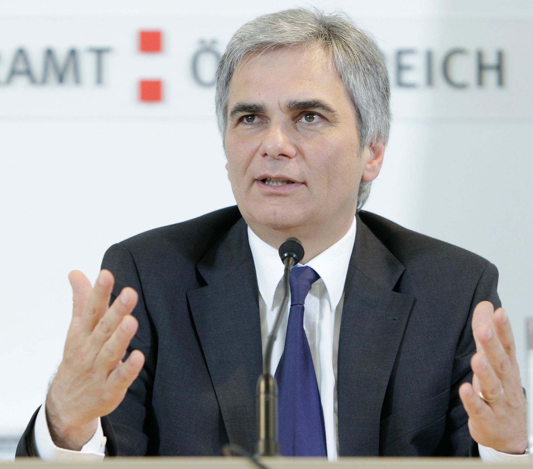 Bundeskanzler Werner Faymann beim Pressefoyer nach dem Ministerrat am 2. November 2010 im Bundeskanzleramt.