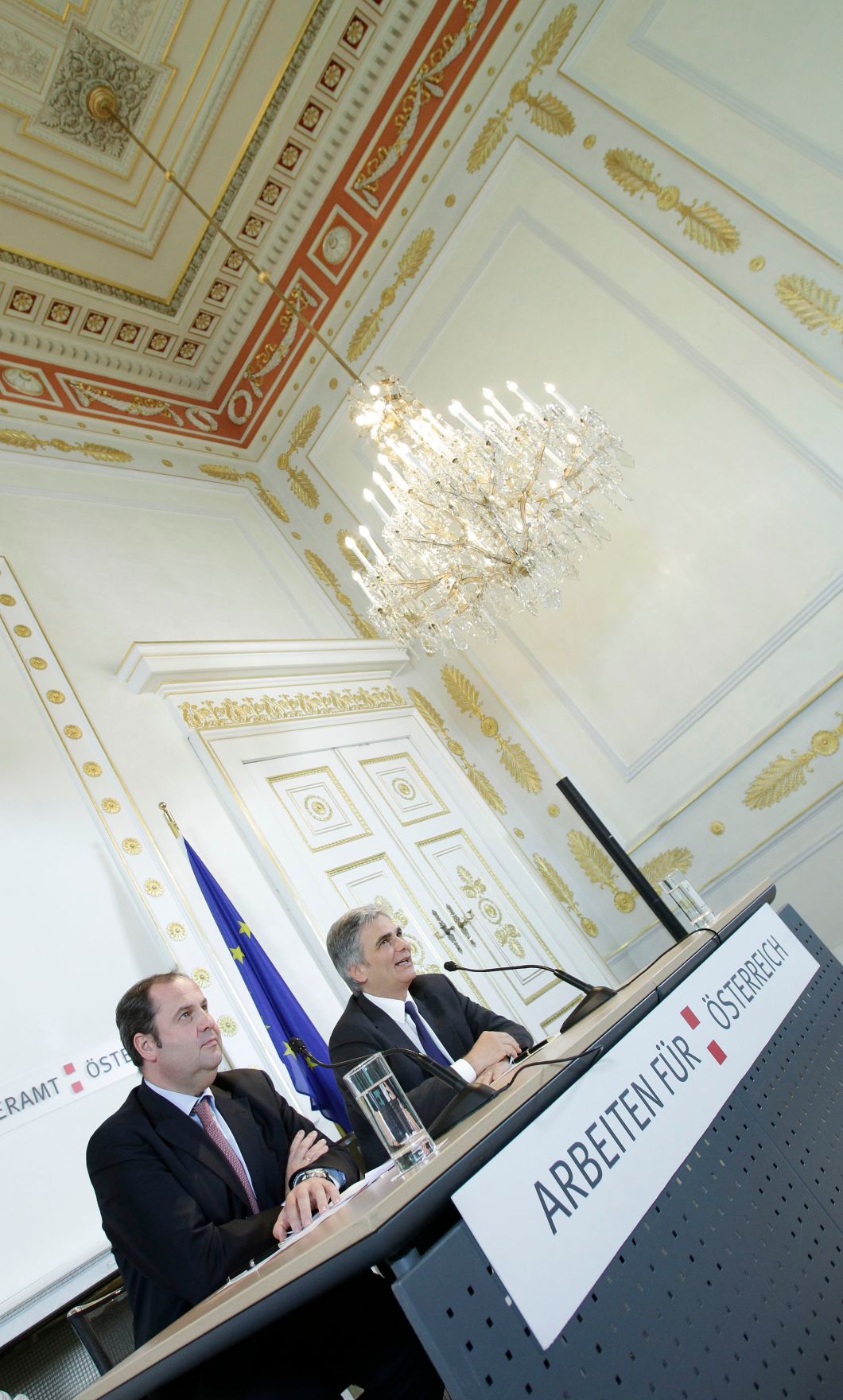 Bundeskanzler Werner Faymann (r.) und Finanzminister Josef Pr&ouml;ll (l.) beim Pressefoyer nach dem Ministerrat am 2. November 2010 im Bundeskanzleramt.