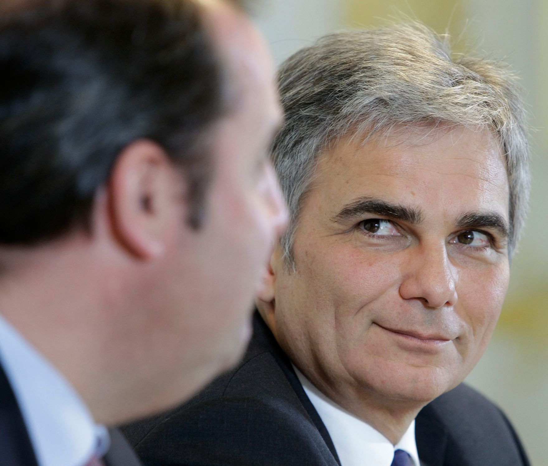 Bundeskanzler Werner Faymann (r.) und Finanzminister Josef Pr&ouml;ll (l.) beim Pressefoyer nach dem Ministerrat am 2. November 2010 im Bundeskanzleramt.