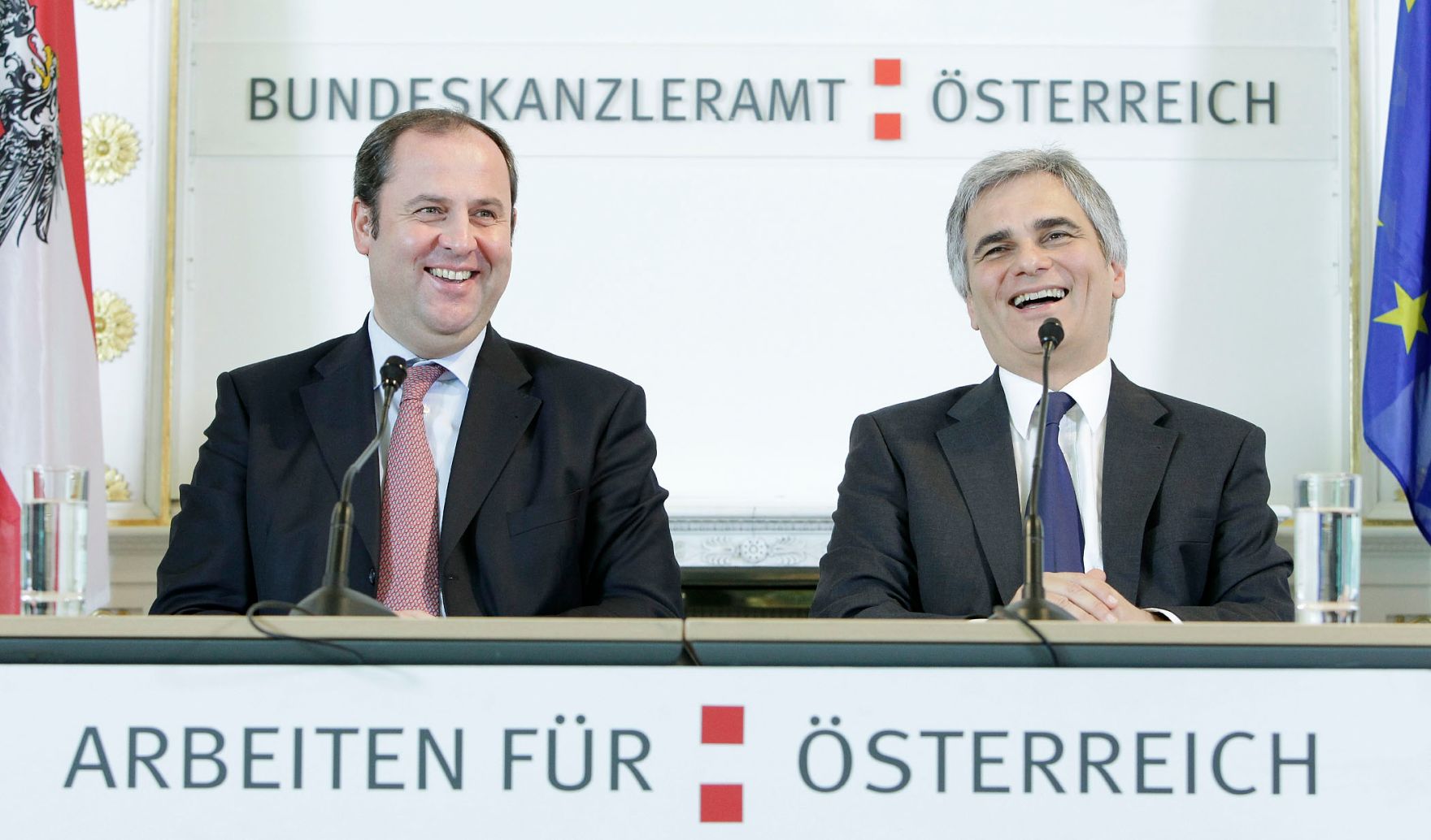 Bundeskanzler Werner Faymann (r.) und Finanzminister Josef Pr&ouml;ll (l.) beim Pressefoyer nach dem Ministerrat am 2. November 2010 im Bundeskanzleramt.