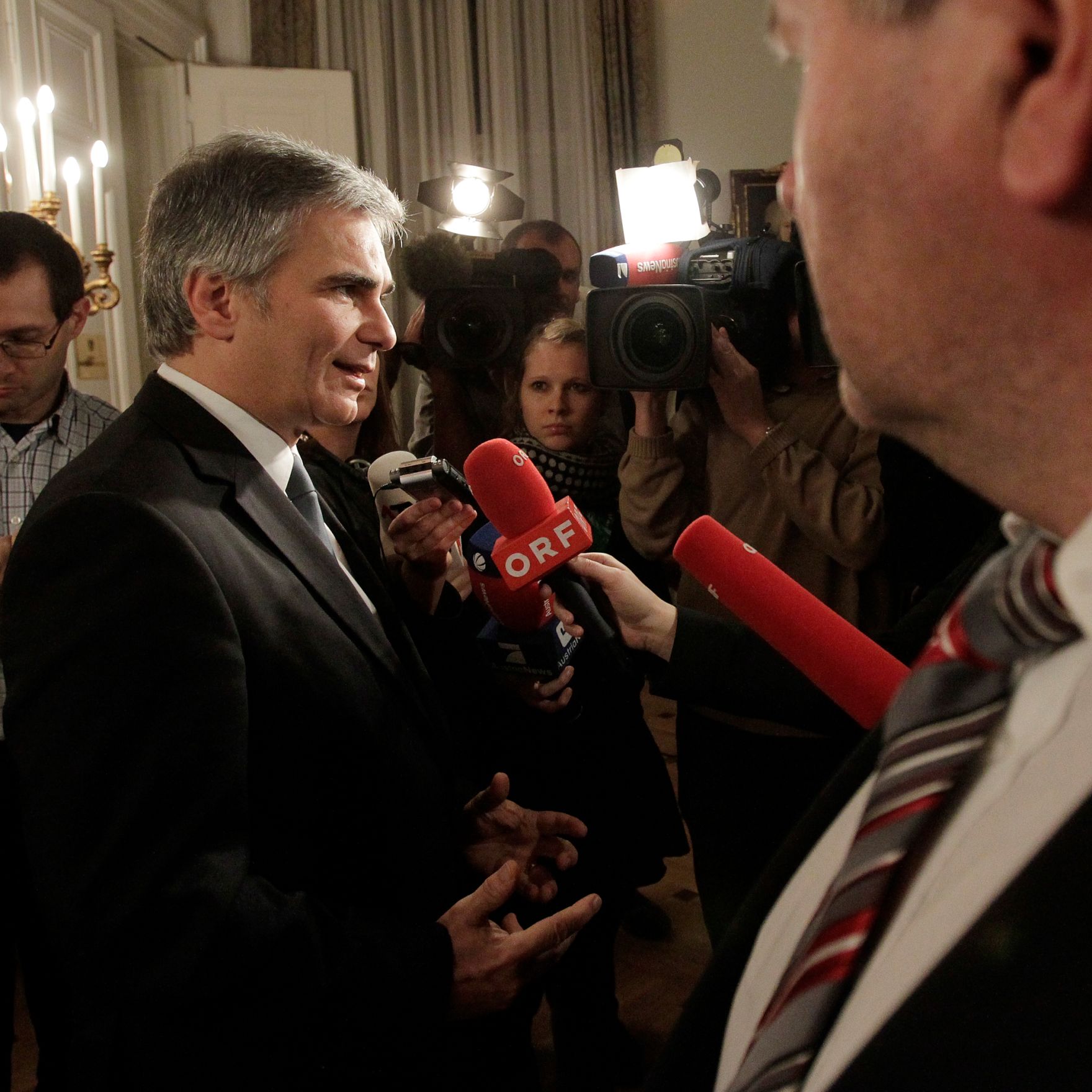 Am 22. November 2010 lud Bundeskanzler Werner Faymann Vertreterinnen und Vertreter der Universit&auml;ten und der Studierenden zu Gespr&auml;chen ein.