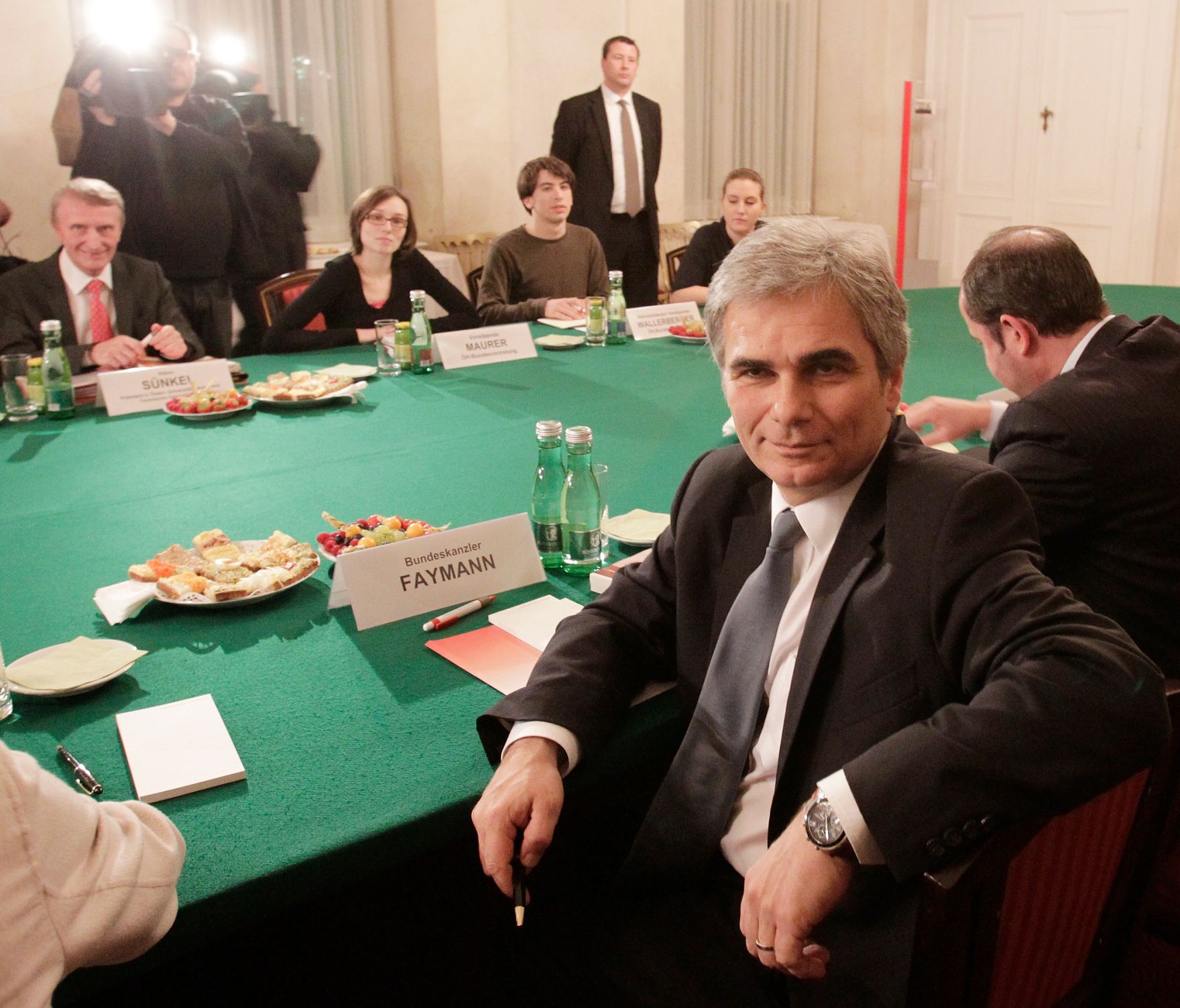 Am 22. November 2010 lud Bundeskanzler Werner Faymann Vertreterinnen und Vertreter der Universit&auml;ten und der Studierenden zu Gespr&auml;chen ein.