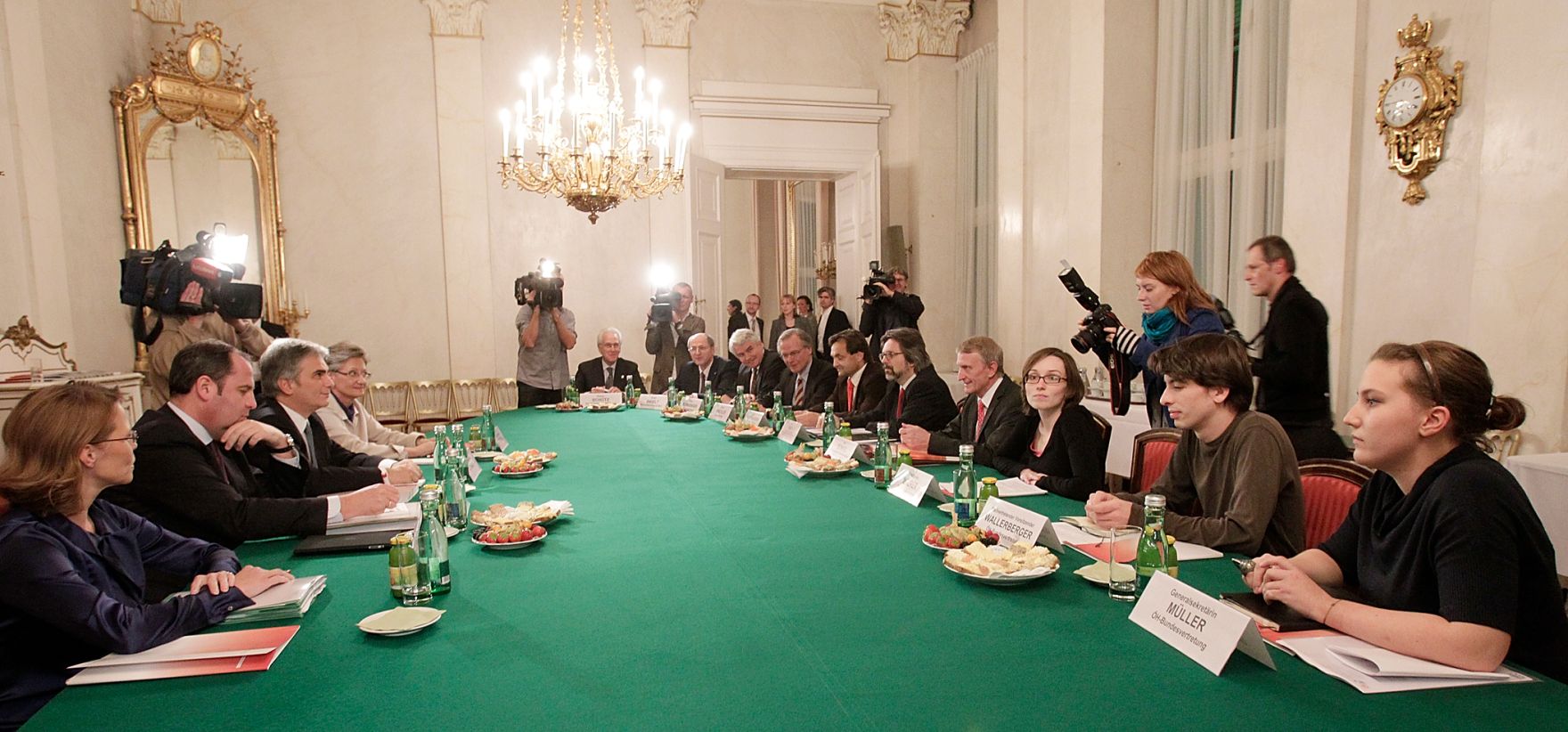 Am 22. November 2010 lud der Bundeskanzler Vertreterinnen und Vertreter der Universit&auml;ten und der Studierenden zu Gespr&auml;chen ein. Im Bild (v.l.n.r.) Bundesministerin f&uuml;r Wissenschaft und Forschung Beatrix Karl, Finanzminister Josef Pr&ouml;ll, Bundeskanzler Werner Faymann, Bundesmnisterin f&uuml;r Unterrich, Kunst und Kultur Claudia Schmied, Rektor der Medizienischen Universit&auml;t Wien Wolfgang Sch&uuml;tz, Rektor Wirtschaftsuniversit&auml;t Wien Christoph Badelt, Rektor Universit&auml;t Salzburg Heinrich Schmidinger, Rektor Universit&auml;t Wien Georg Winckler, Rektor Universit&auml;t Graz Alfred Gutschelhofer, Rektor Universit&auml;t f&uuml;r angewante Kunst Wien Gerlad Bast, Rektor Technische Universit&auml;t Graz Hans S&uuml;nkel, Vorsitzende der Bundesvertretung der &Ouml;sterreichischen Hochsch&uuml;lerschaft Sigrid Mauerer, Stellvertretender Vorsitzender der Bundesvertretung der &Ouml;sterreichischen Hochsch&uuml;lerschaft Thomas Wallerberger und Generalsekret&auml;rin der Bundesvertretung der &Ouml;sterreichischen Hochsch&uuml;lerschaft Mirijam M&uuml;ller.