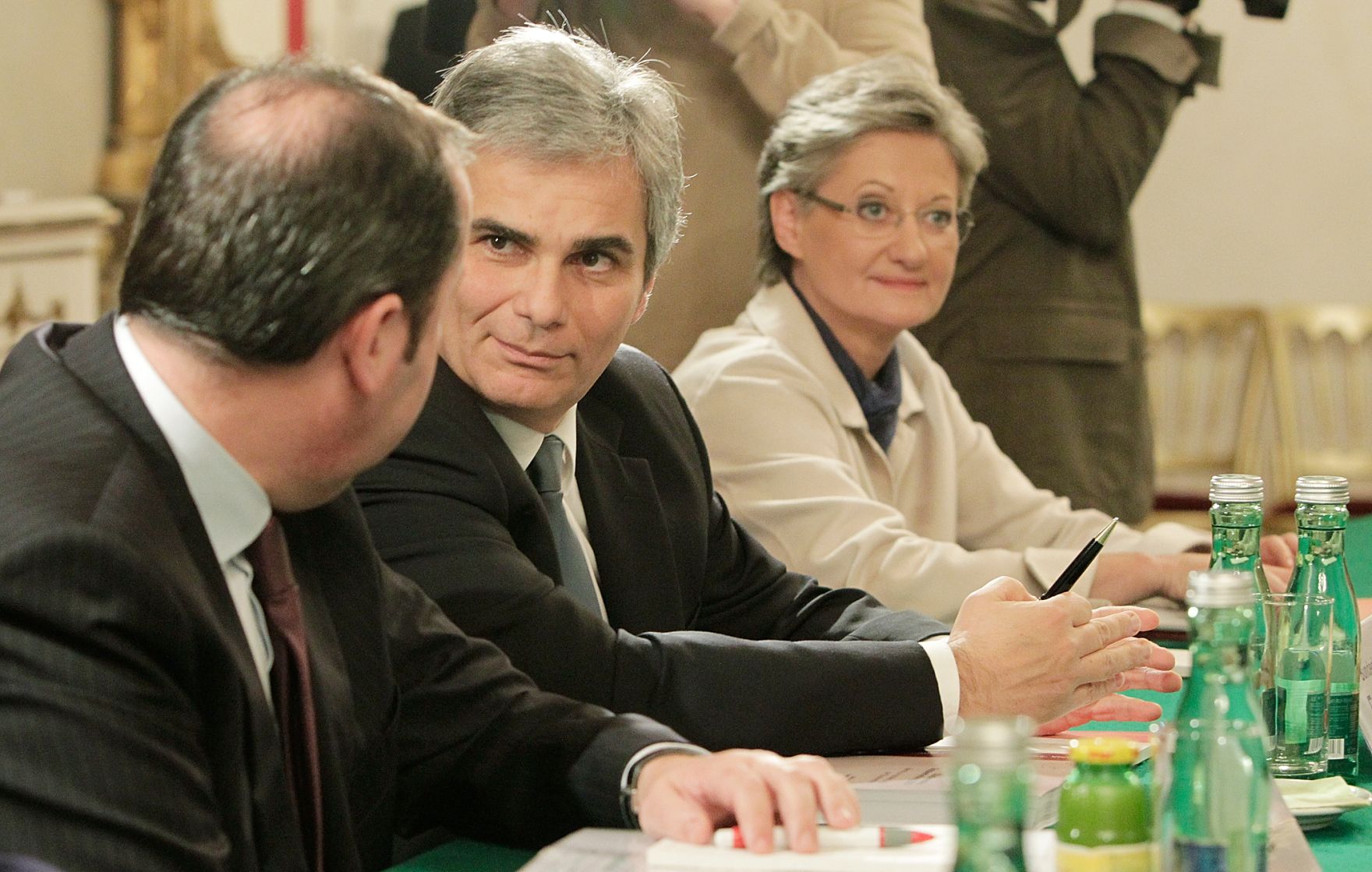 Am 22. November 2010 lud Bundeskanzler Werner Faymann und Vizekanzler Josef Pr&ouml;ll Vertreterinnen und Vertreter der Universit&auml;ten und der Studierenden zu Gespr&auml;chen ein. Im Bild (v.l.n.r.) Finanzminister Josef Pr&ouml;ll, Bundeskanzler Werner Faymann und Bundesmnisterin f&uuml;r Unterrich, Kunst und Kultur Claudia Schmied.