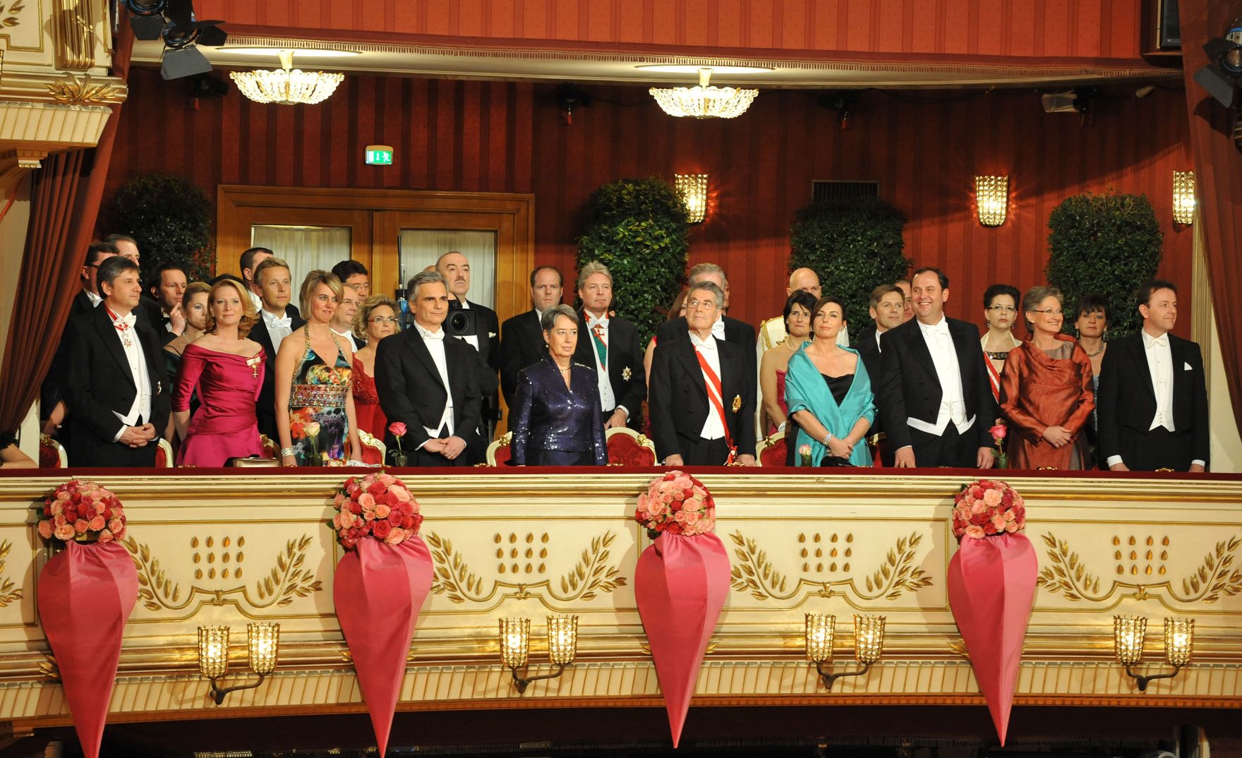 Donnerstag, den 11. Februar 2010 nahm Bundeskanzler Werner Faymann am Wiener Opernball teil. Im Bild mit Bundespr&auml;sident Heinz Fischer, Vizekanzler Josef Pr&ouml;ll, Au&szlig;enminister Michael Spindelegger mit der Bundesregierung bei der Er&ouml;ffnung.