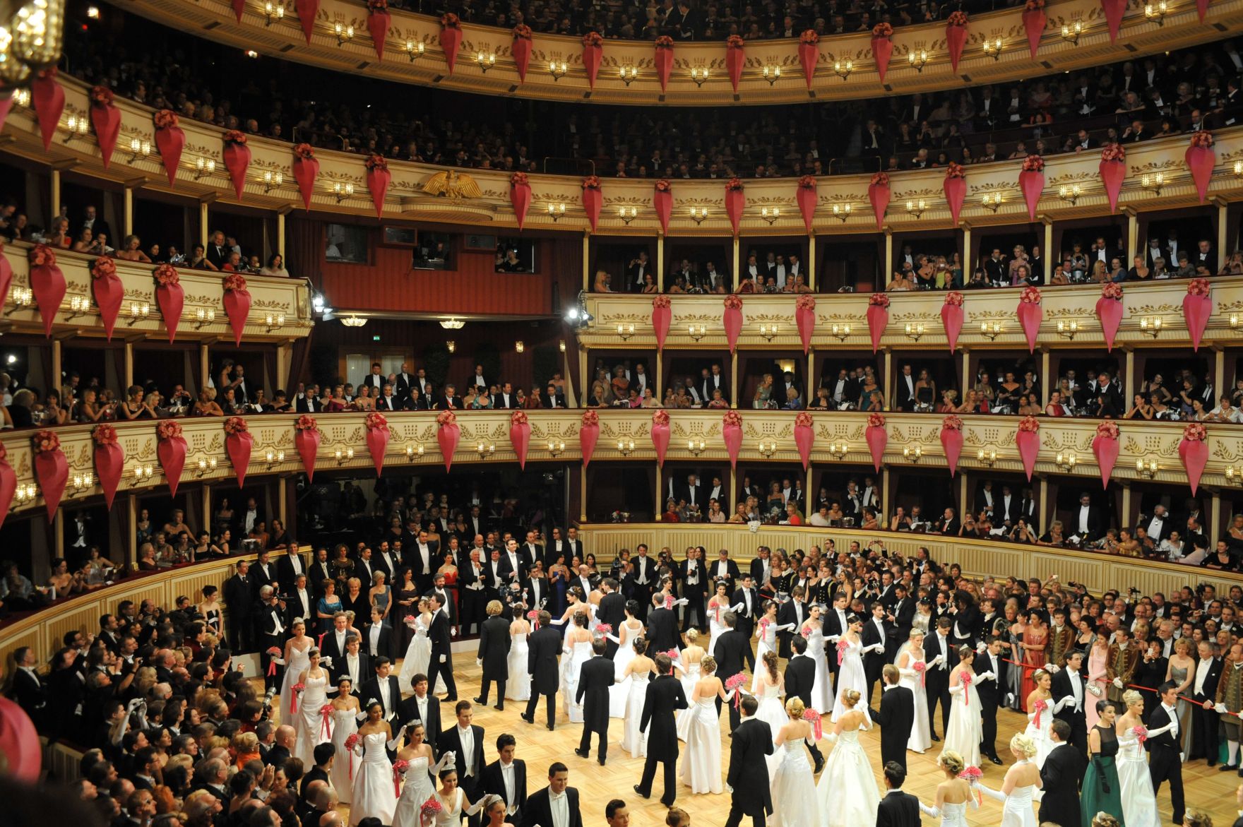 Donnerstag, den 11. Februar 2010 nahm Bundeskanzler Werner Faymann am Wiener Opernball teil. Im Bild mit Bundespr&auml;sident Heinz Fischer, Vizekanzler Josef Pr&ouml;ll, Au&szlig;enminister Michael Spindelegger mit der Bundesregierung in der Mittelloge bei der Er&ouml;ffnung.