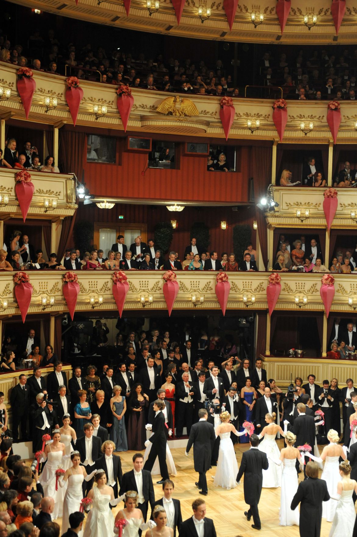 Donnerstag, den 11. Februar 2010 nahmen Bundeskanzler Werner Faymann am Wiener Opernball teil. Im Bild mit Bundespr&auml;sident Heinz Fischer, Vizekanzler Josef Pr&ouml;ll, Au&szlig;enminister Michael Spindelegger mit der Bundesregierung in der Mittelloge bei der Er&ouml;ffnung.