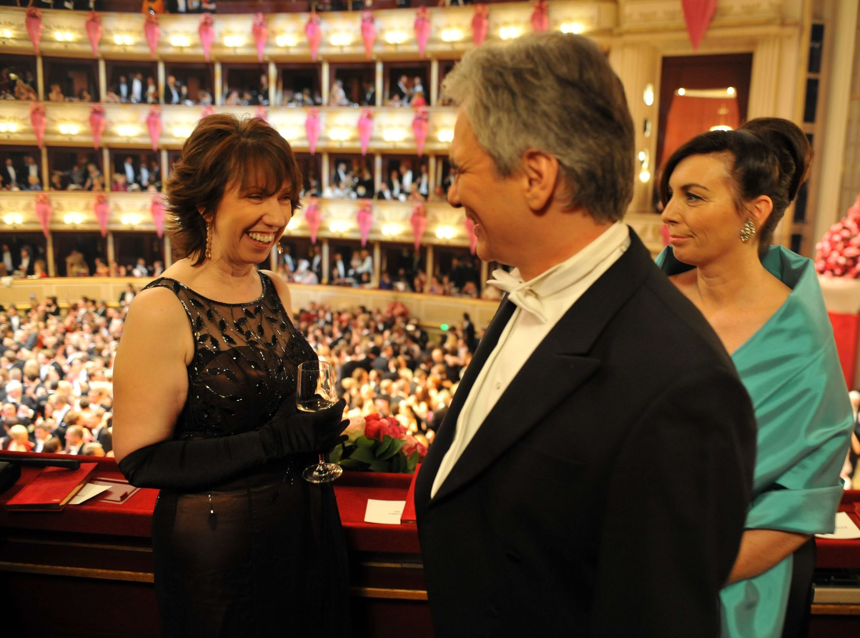 Donnerstag, den 11. Februar 2010 nahmen Bundeskanzler Werner Faymann (M) mit Ehefrau Martina (R) und sein Ehrengast, die Hohe Repr&auml;sentantin der EU, Catherine Ashton (L) am Wiener Opernball teil.