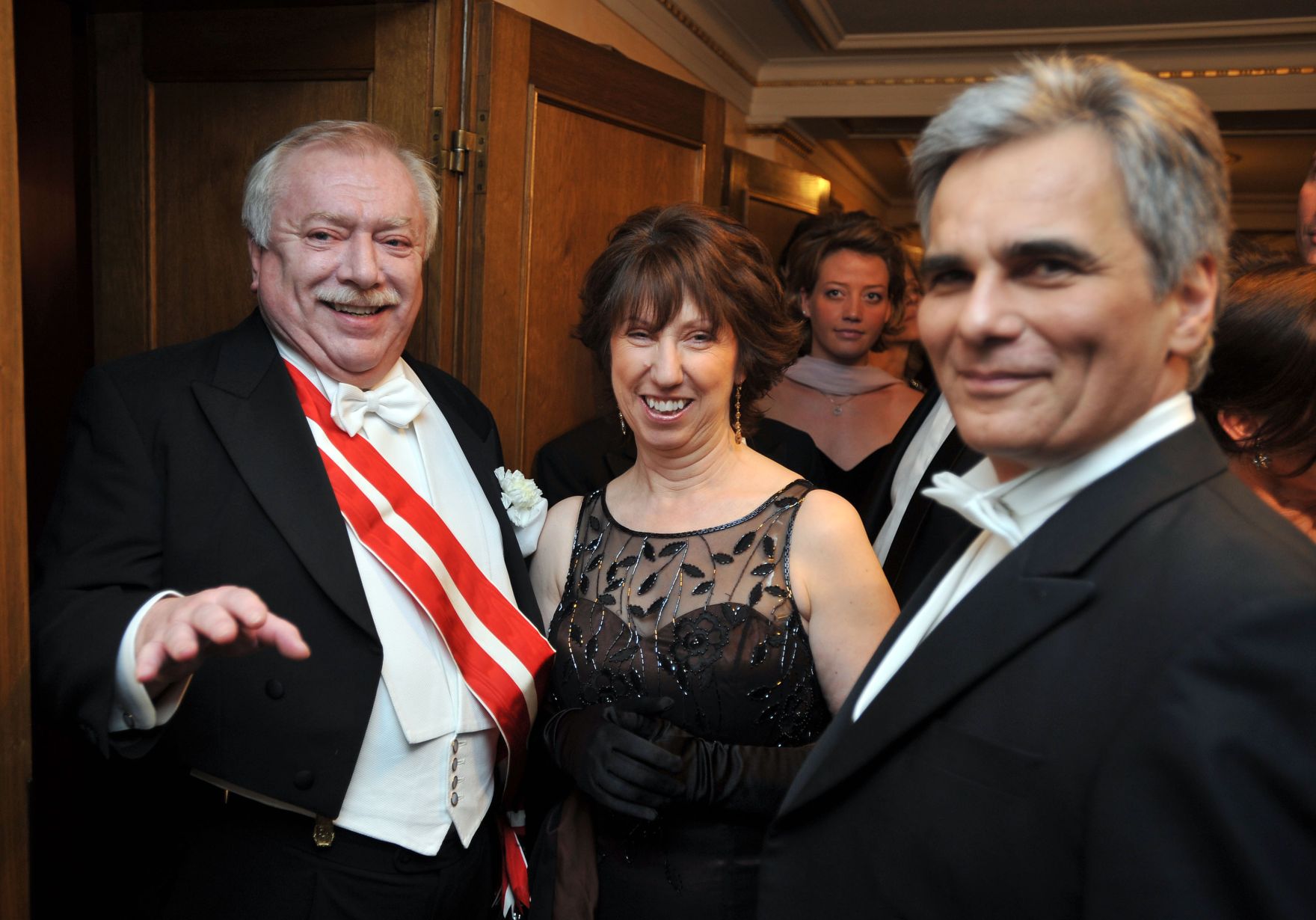 Donnerstag, den 11. Februar 2010 nahmen Bundeskanzler Werner Faymann (R) und sein Ehrengast, die Hohe Repr&auml;sentantin der EU, Catherine Ashton (M) am Wiener Opernball teil. Im Bild mit Wiens B&uuml;rgermeister Michael H&auml;upl (L).