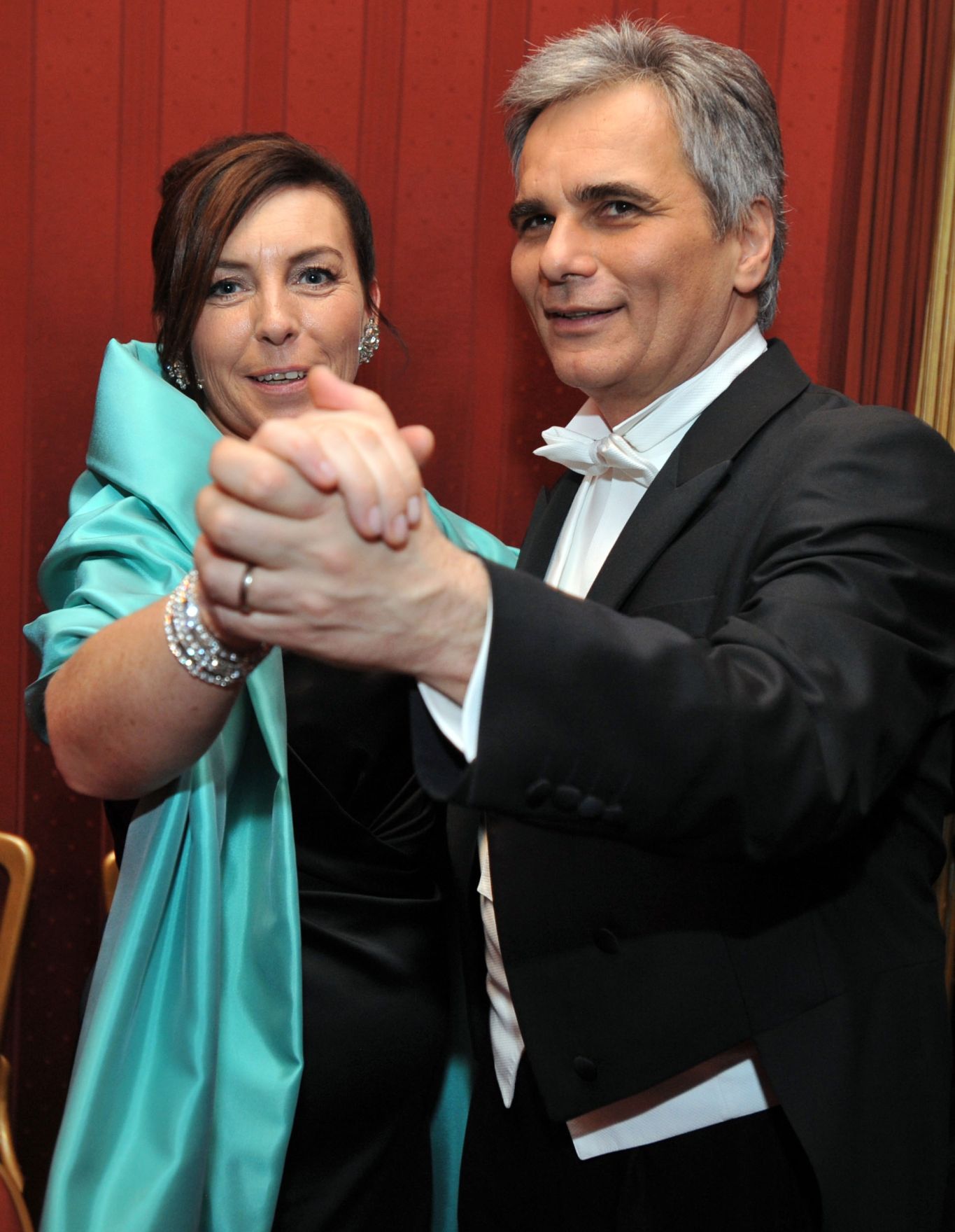 Donnerstag, den 11. Februar 2010 nahmen Bundeskanzler Werner Faymann (R) mit Ehefrau Martina (L) am Wiener Opernball teil.