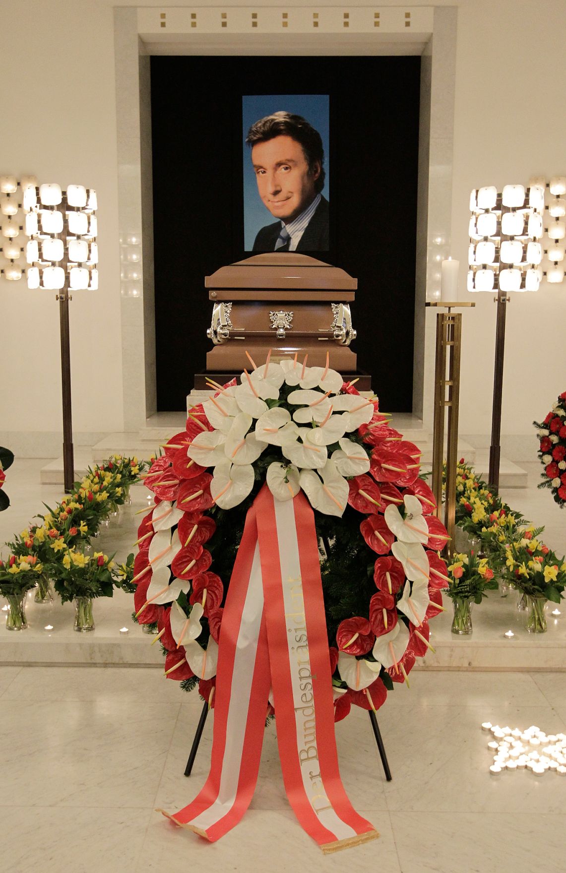 Am 19. Februar 2011 erwies Bundeskanzler Werner Faymann bei der &ouml;ffentlichen Aufbahrung am Wiener Zentralfriedhof dem, am 12. Februar 2011 verstorbenen, &ouml;sterreichischen S&auml;nger, Schauspieler und Showmaster Peter Alexander die letzte Ehre.