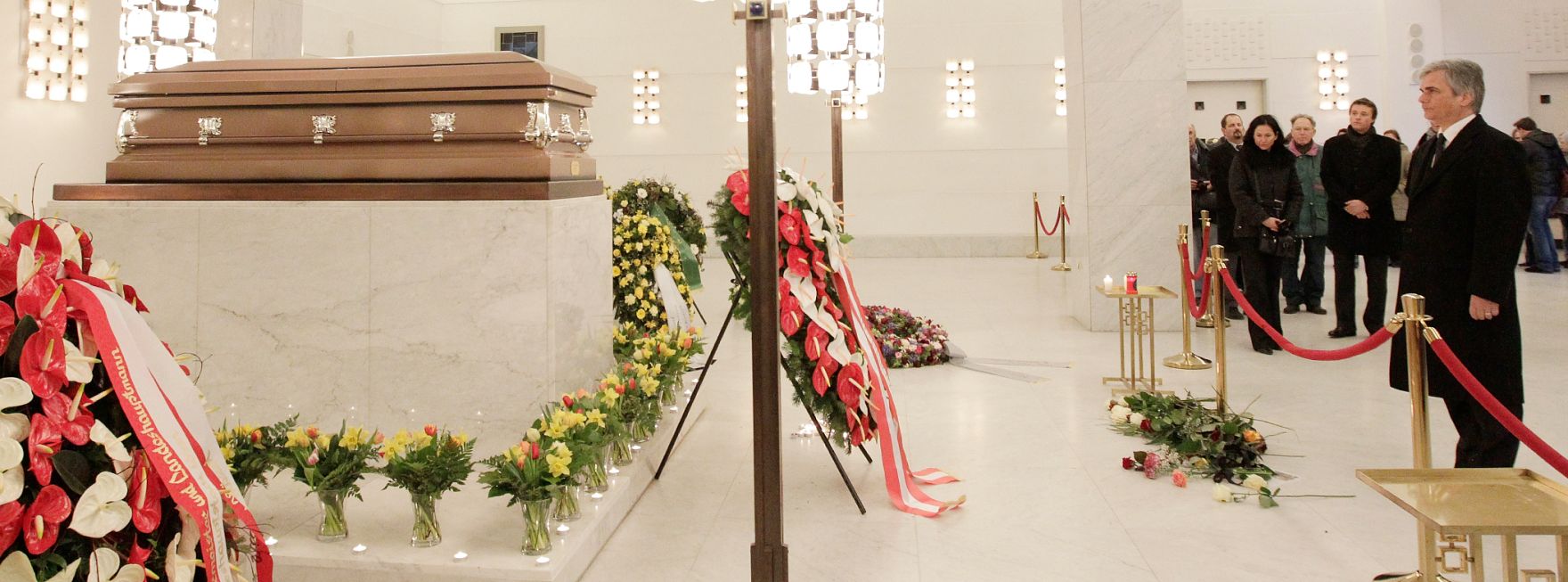 Am 19. Februar 2011 erwies Bundeskanzler Werner Faymann bei der &ouml;ffentlichen Aufbahrung am Wiener Zentralfriedhof dem, am 12. Februar 2011 verstorbenen, &ouml;sterreichischen S&auml;nger, Schauspieler und Showmaster Peter Alexander die letzte Ehre.